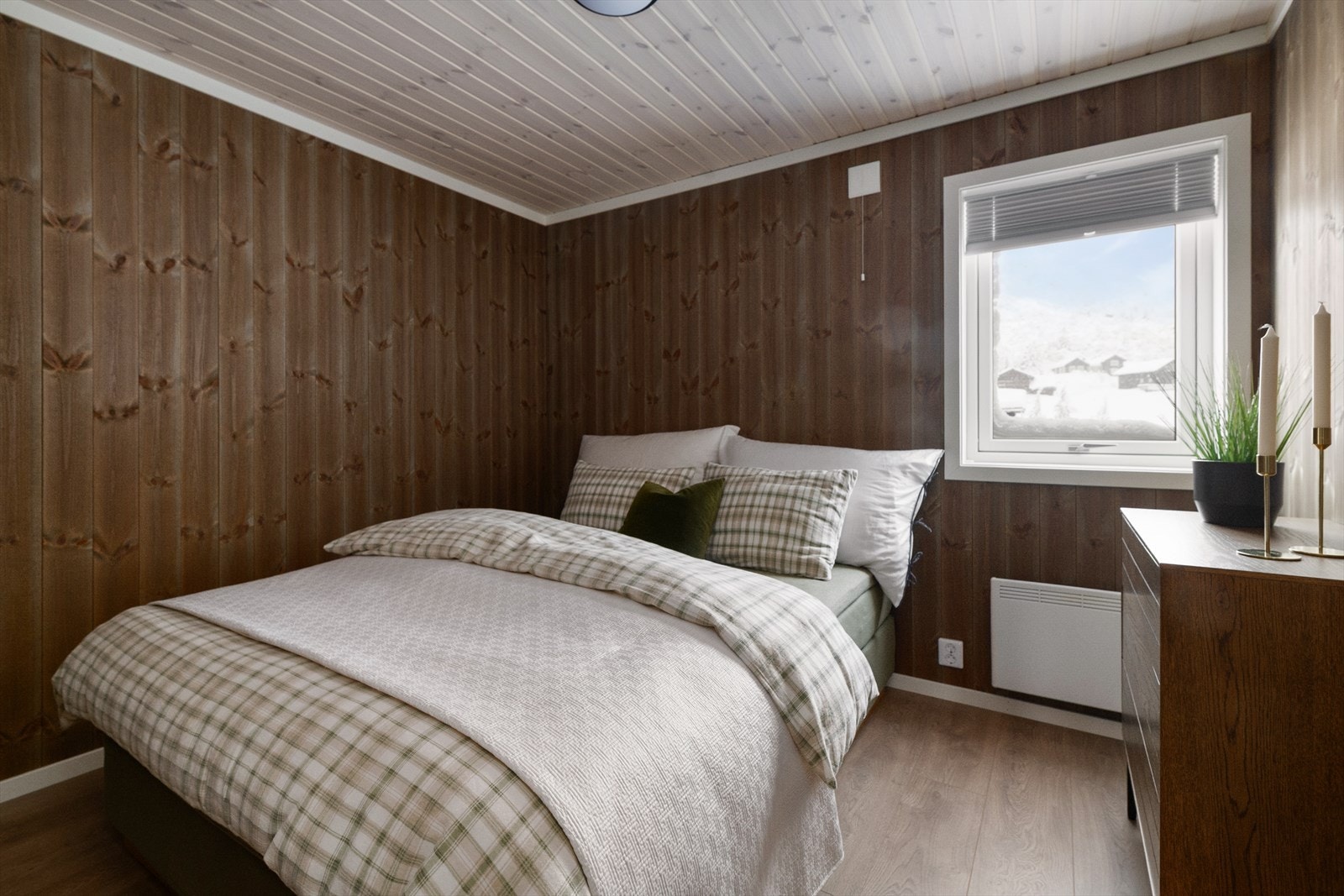 Hytta har tre koselige soverom med tilsammen 7 sengeplasser. Hovedsoverommet har plass til dobbeltseng og noe mindre møblering. Galleribilde