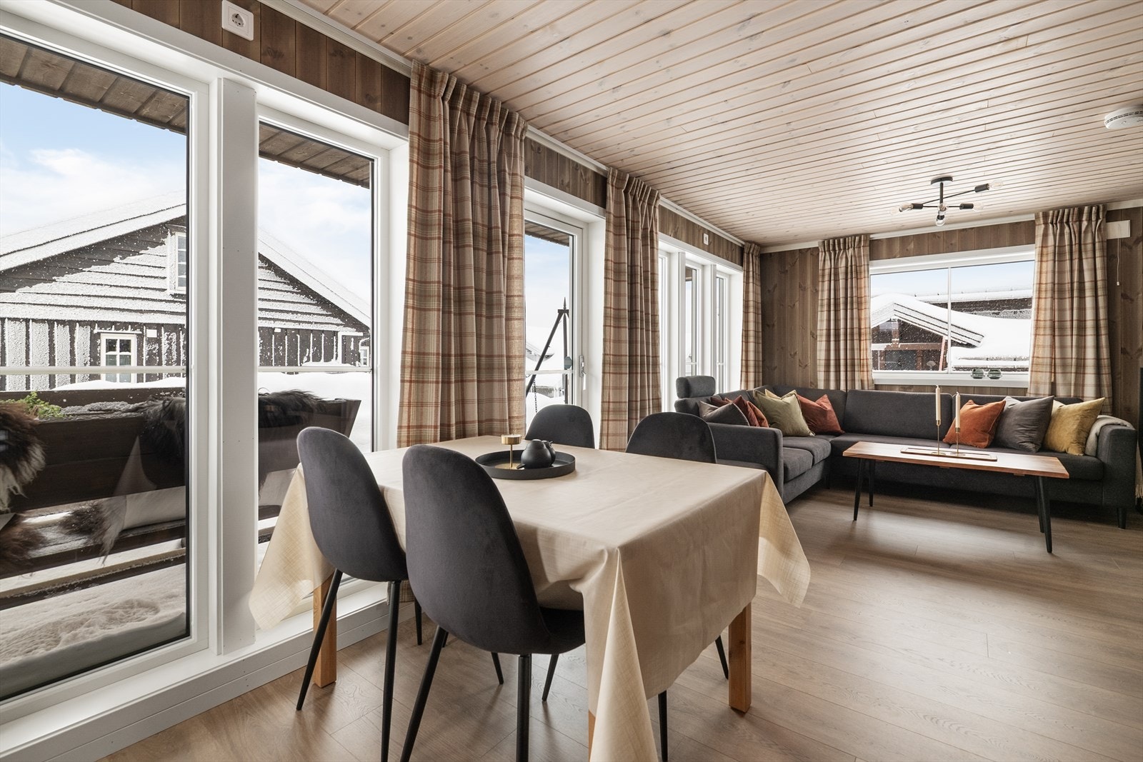 De mange og store vindusflatene sikrer godt med dagslys og flott utsyn mot terrassen. Galleribilde