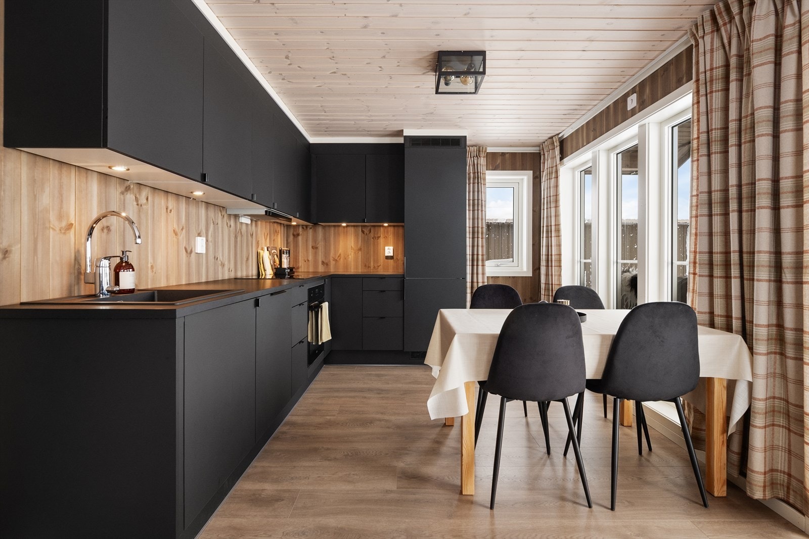 På kjøkkenet er det en delikat innredning fra Aubo med plass til alt man måtte trenge på hytta. Galleribilde