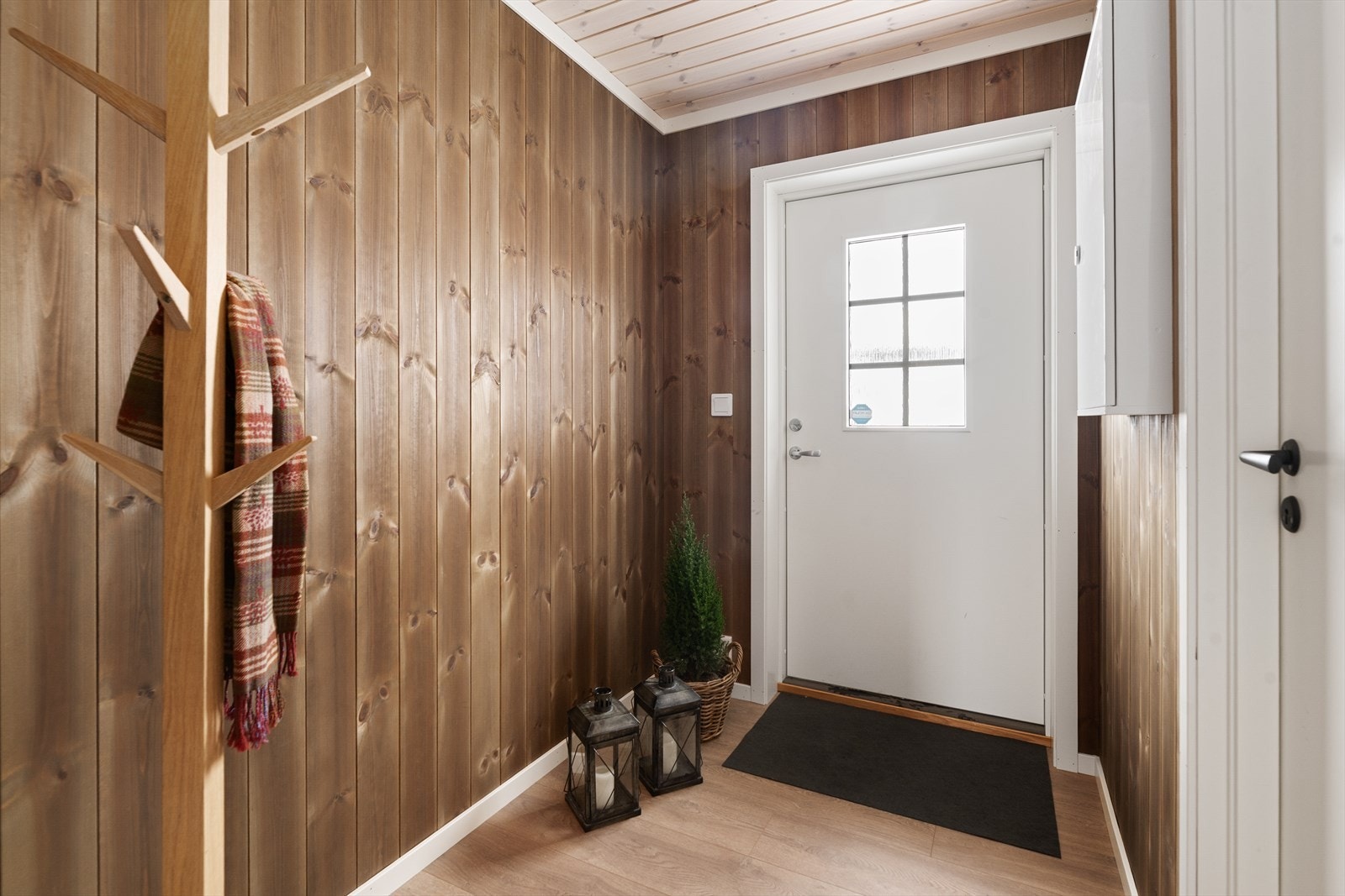 Hytta har romslige gangarealer med varme fargetoner som er videreført inn i de øvrige rommene og gir et lunt og varmt preg. Galleribilde