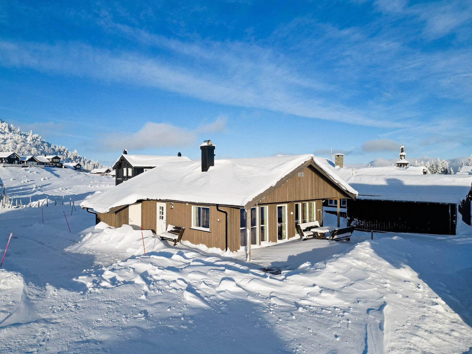 Parkering på gruset gårdsplass på nordsiden av hytta Galleribilde