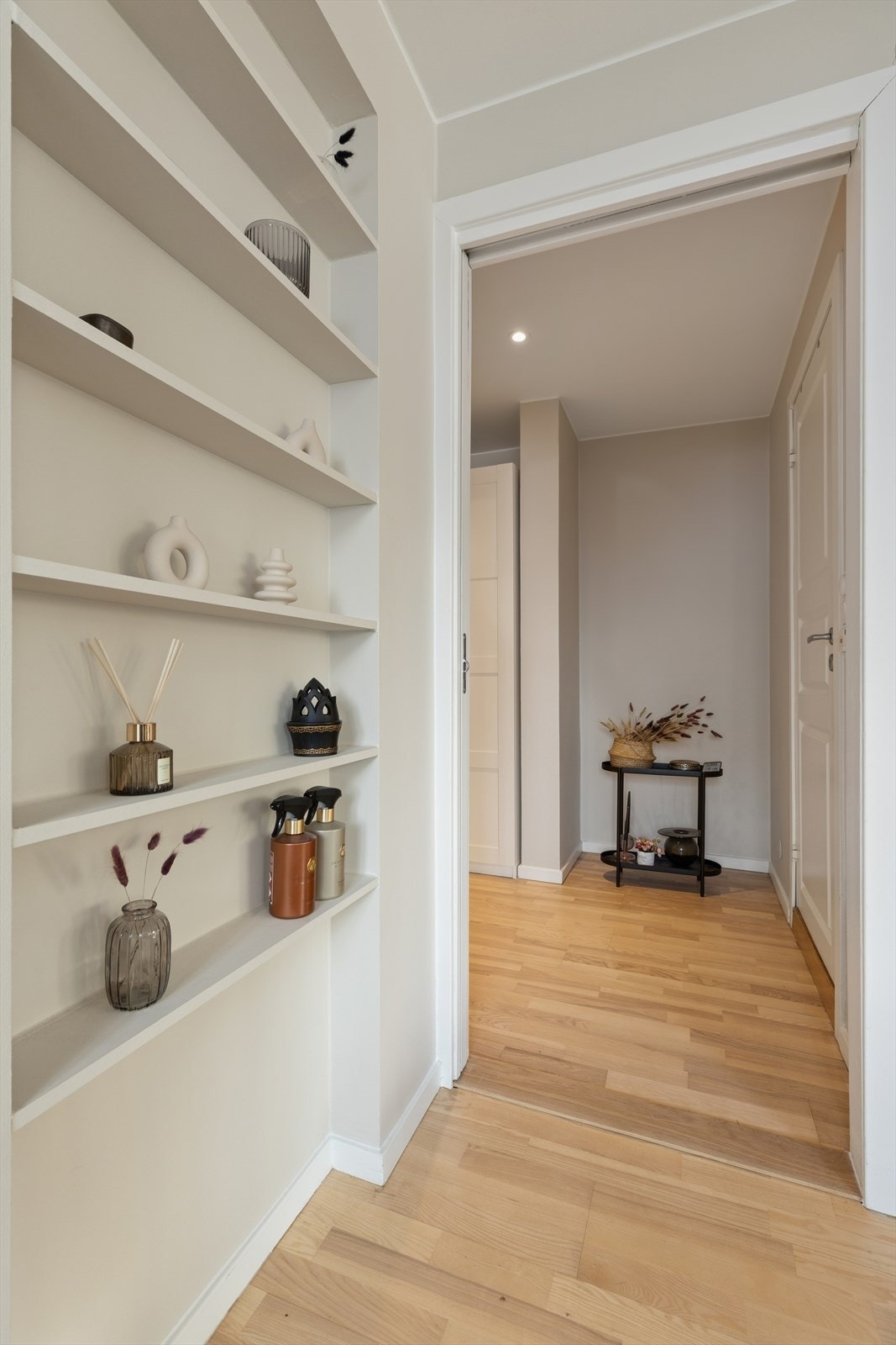 De innebygde hyllene fungerer som et stilfullt blikkfang og løfter uttrykket i oppholdsrommet. Galleribilde