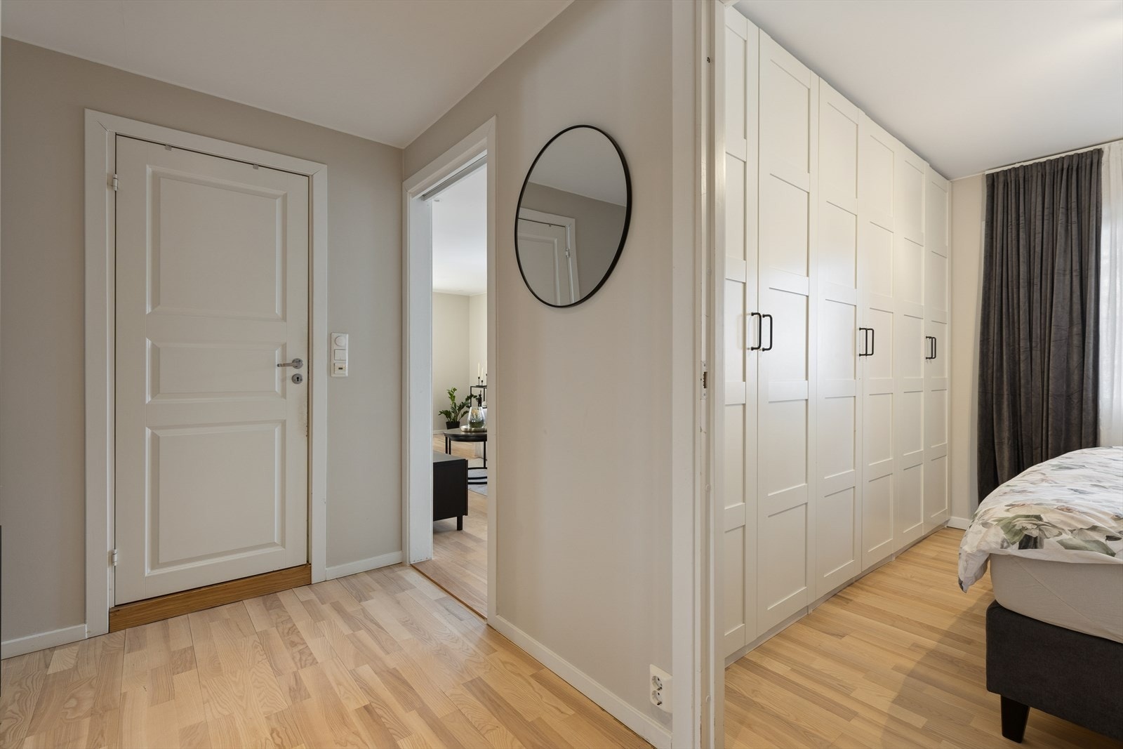 Leiligheten disponerer en loftsbod, målt til omtrent 5 m². Galleribilde