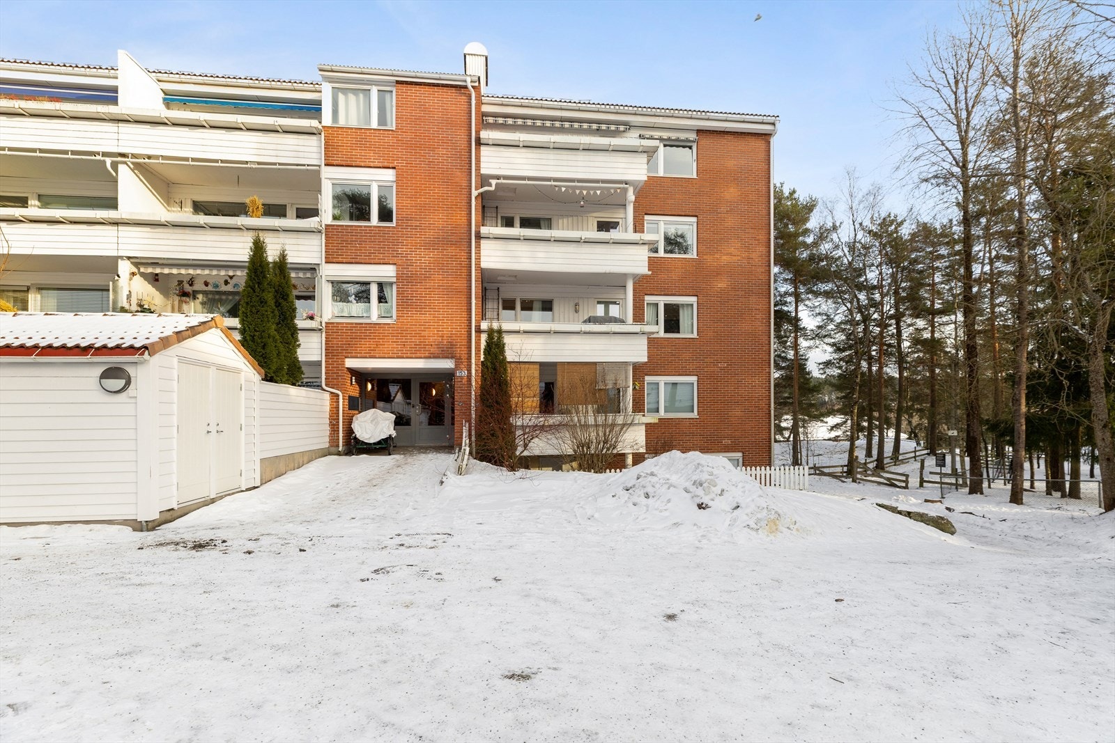 Borettslaget består av både rekkehus og blokkbebyggelse, og omfatter totalt 250 andeler. Galleribilde