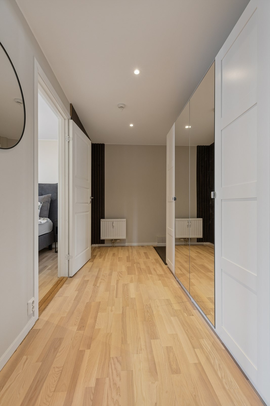 Praktisk garderobeskap gir effektiv oppbevaring i entréen. Galleribilde