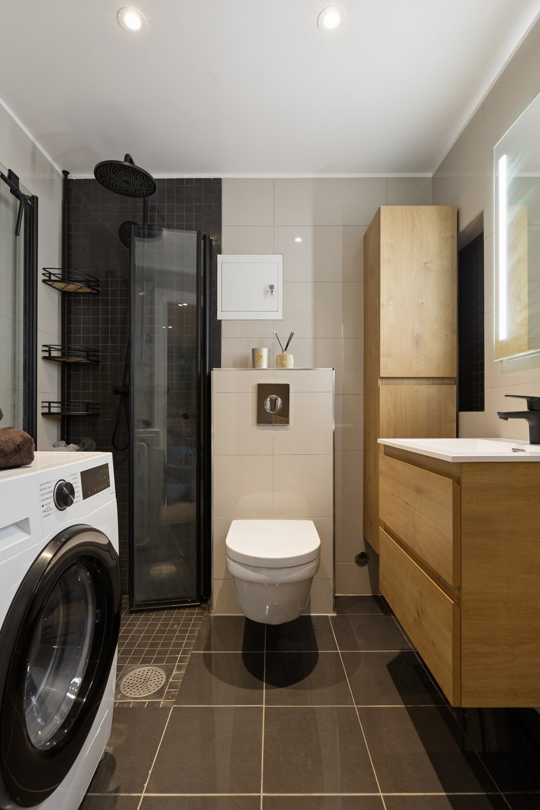 Badet har elektriske varmekabler i gulvet, downlights i himlingen og opplegg for vaskemaskin. Galleribilde