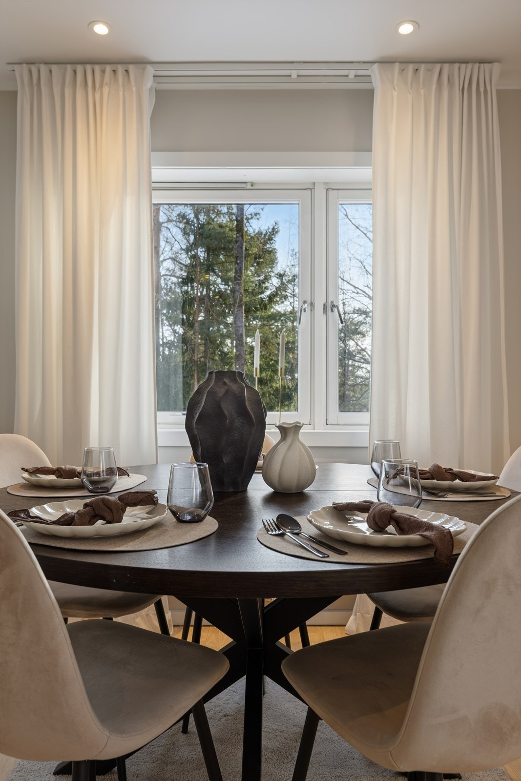 Stuen ligger i åpen forbindelse med kjøkkenet, noe som skaper en sosial atmosfære og gjør det hyggelig å kokkelere mens du har selskapet samlet. Galleribilde