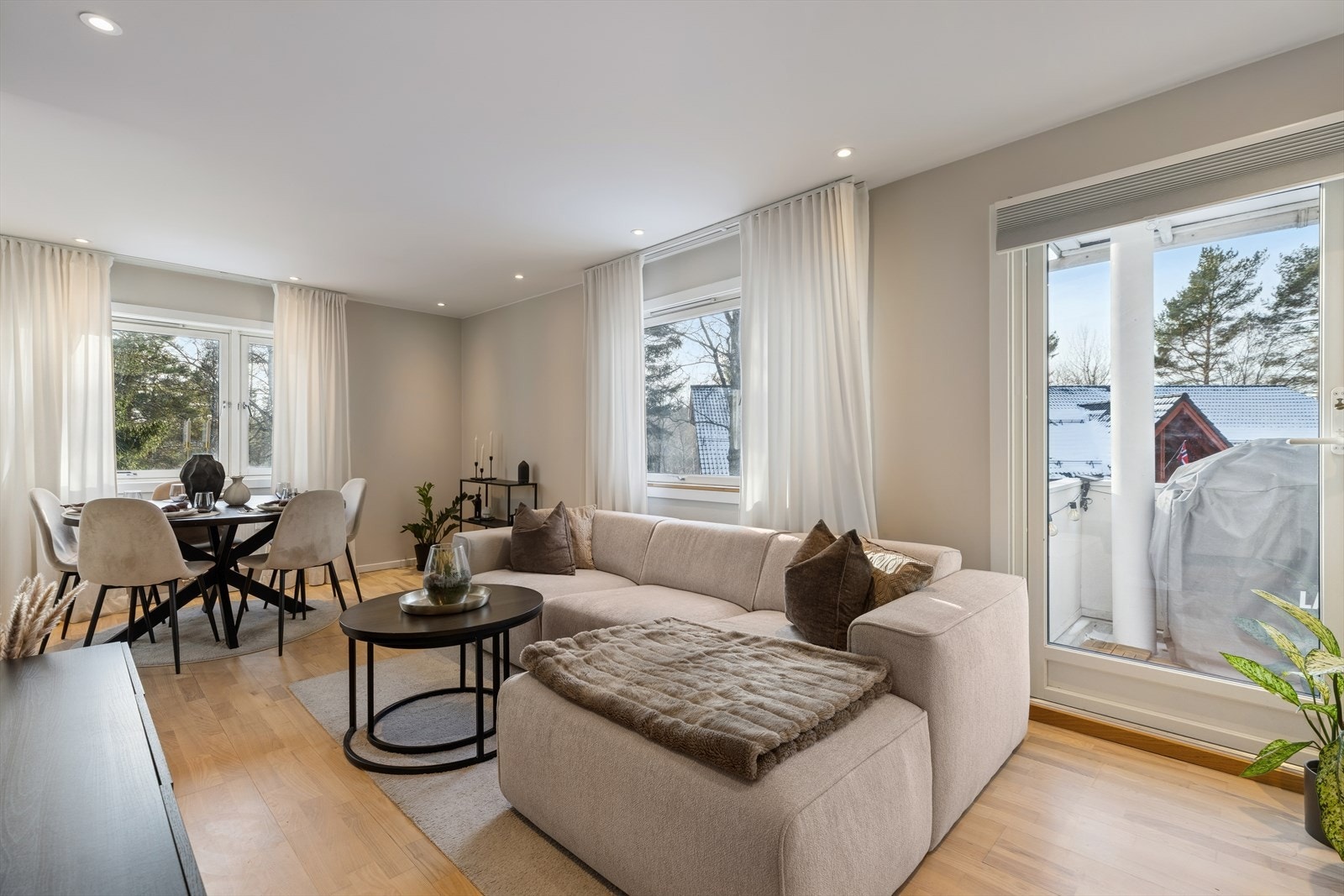 De store vindusflatene slipper inn rikelig med naturlig lys. Galleribilde