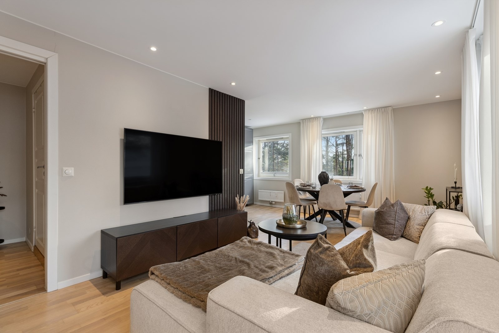 Innfelte downlights i himlingen gir jevn og behagelig belysning gjennom hele dagen. Galleribilde