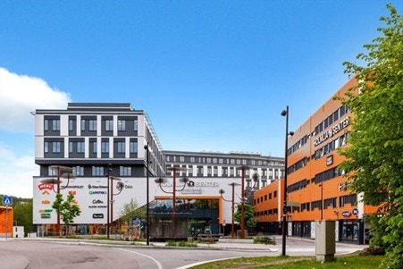 Fra boligen er det også kort vei til nye Holmlia senter med alt av fasiliteter innenfor servicetilbud slik som serveringssteder, butikker, apotek, helsestasjon, treningssenter, offentlig kommunikasjon som buss og tog. Galleribilde