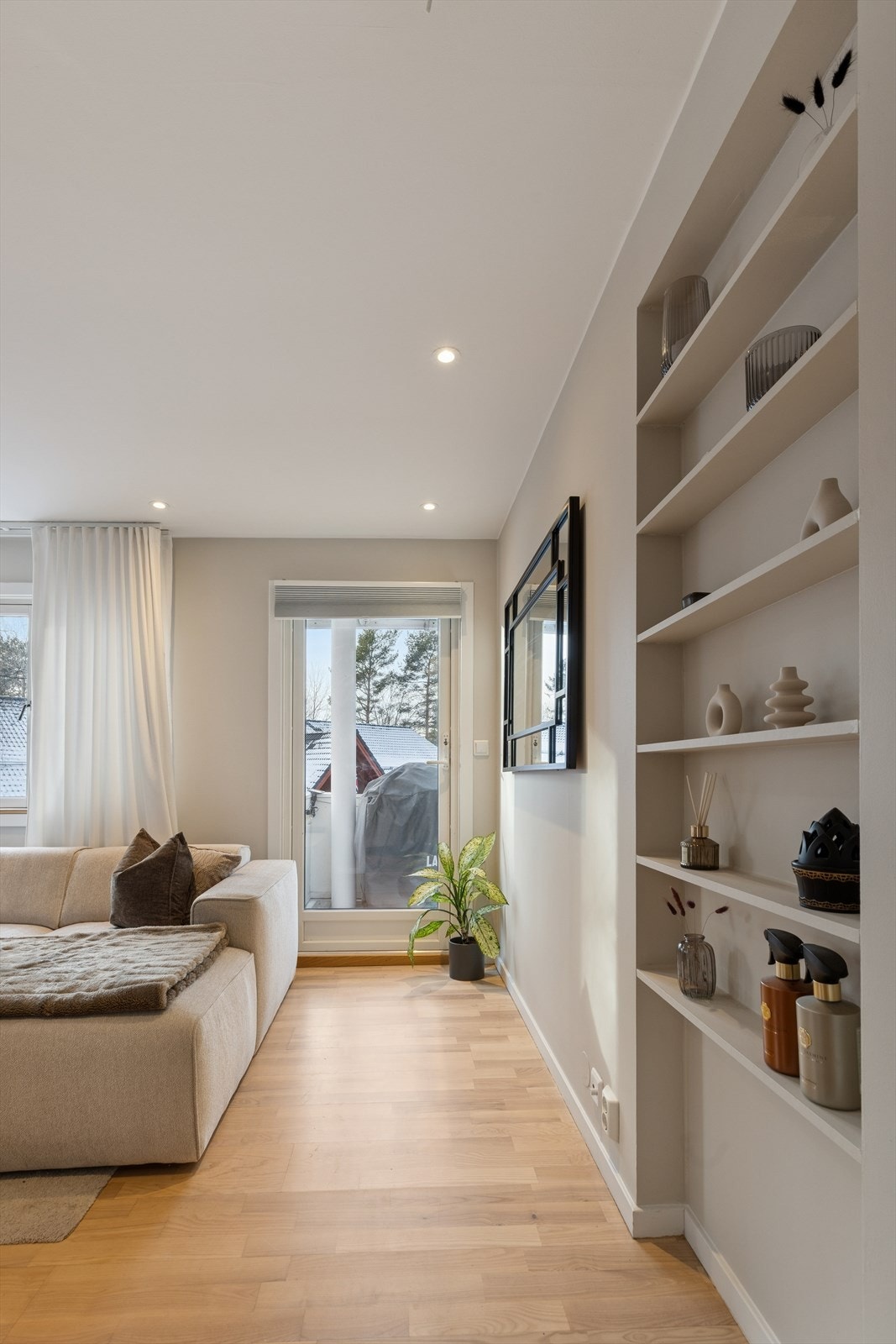 Fra stuen er det utgang til balkongen. Galleribilde