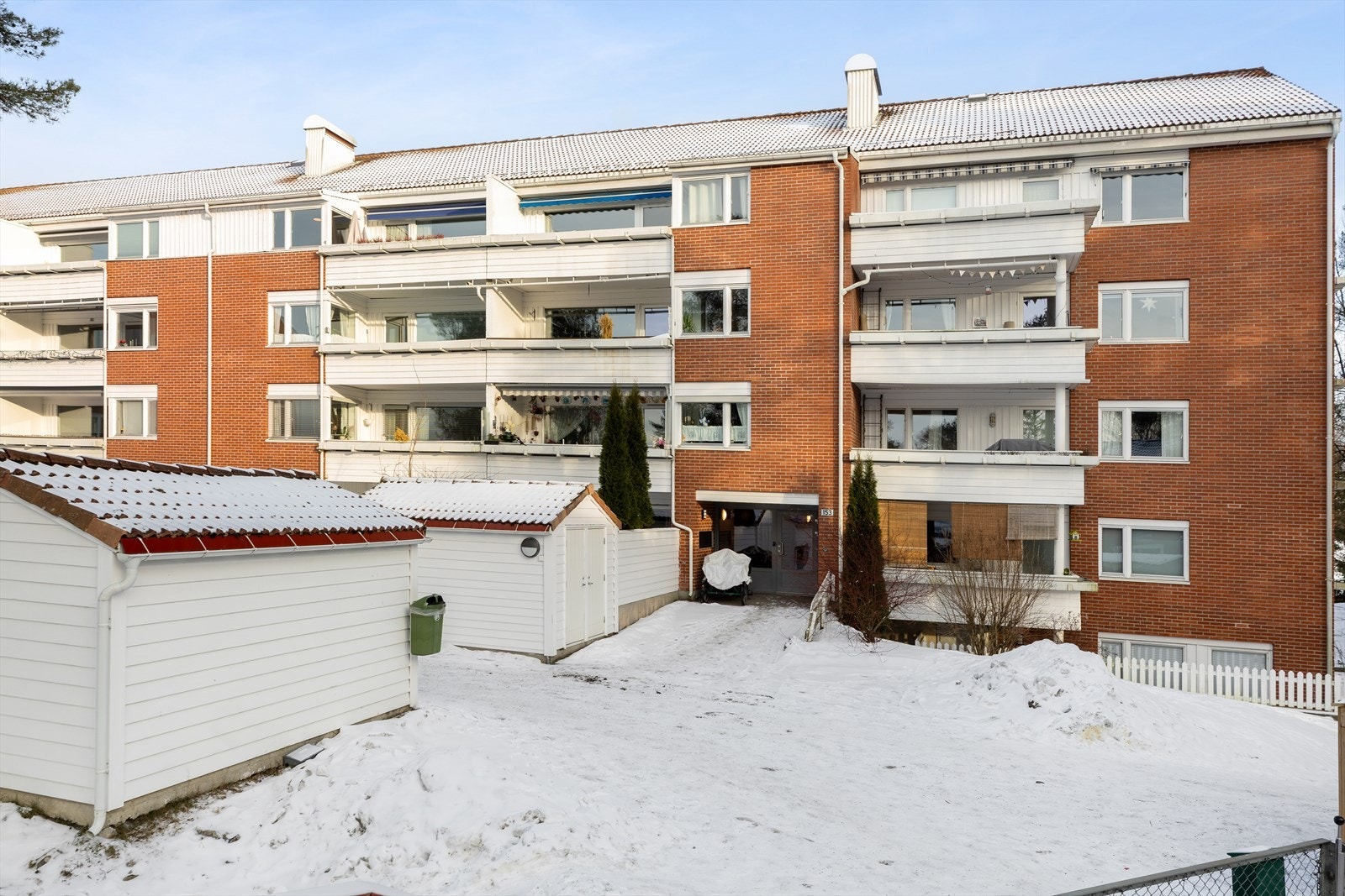 Borettslaget har romslige og velopparbeidede fellesarealer med asfalterte adkomstveier og plasser, gressarealer, beplantning, trær og lekeapparater. Galleribilde