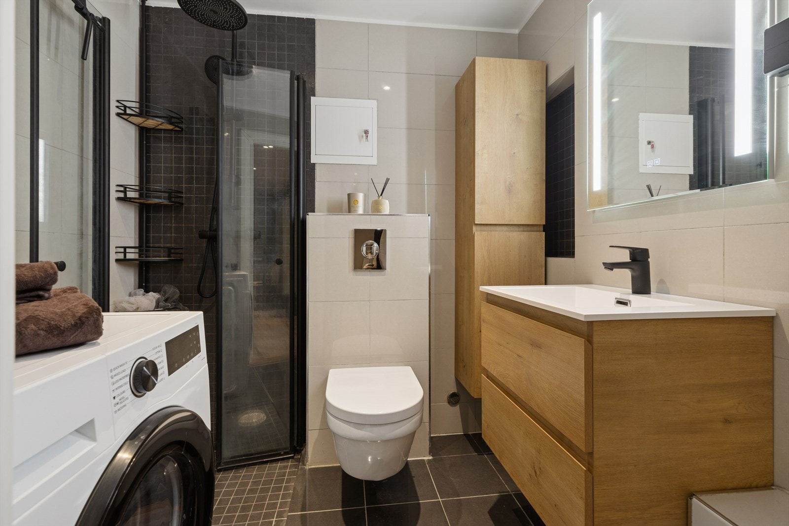 Flislagt baderom som i 2016 ble oppusset av tidligere eier. Baderomsinnredningen, med unntak av toalettet, ble skiftet i 2024. Galleribilde