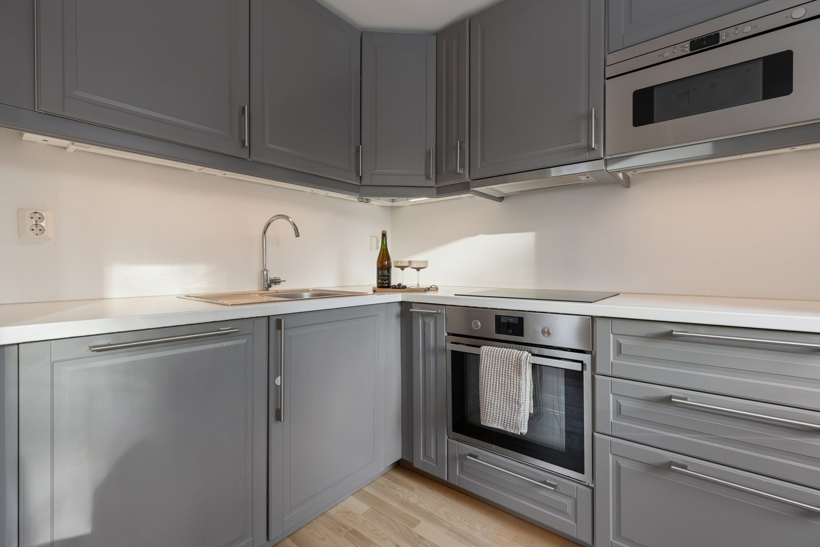 Over benkeplaten finner du malte flater, benkebelysning og stikkontakter. Galleribilde