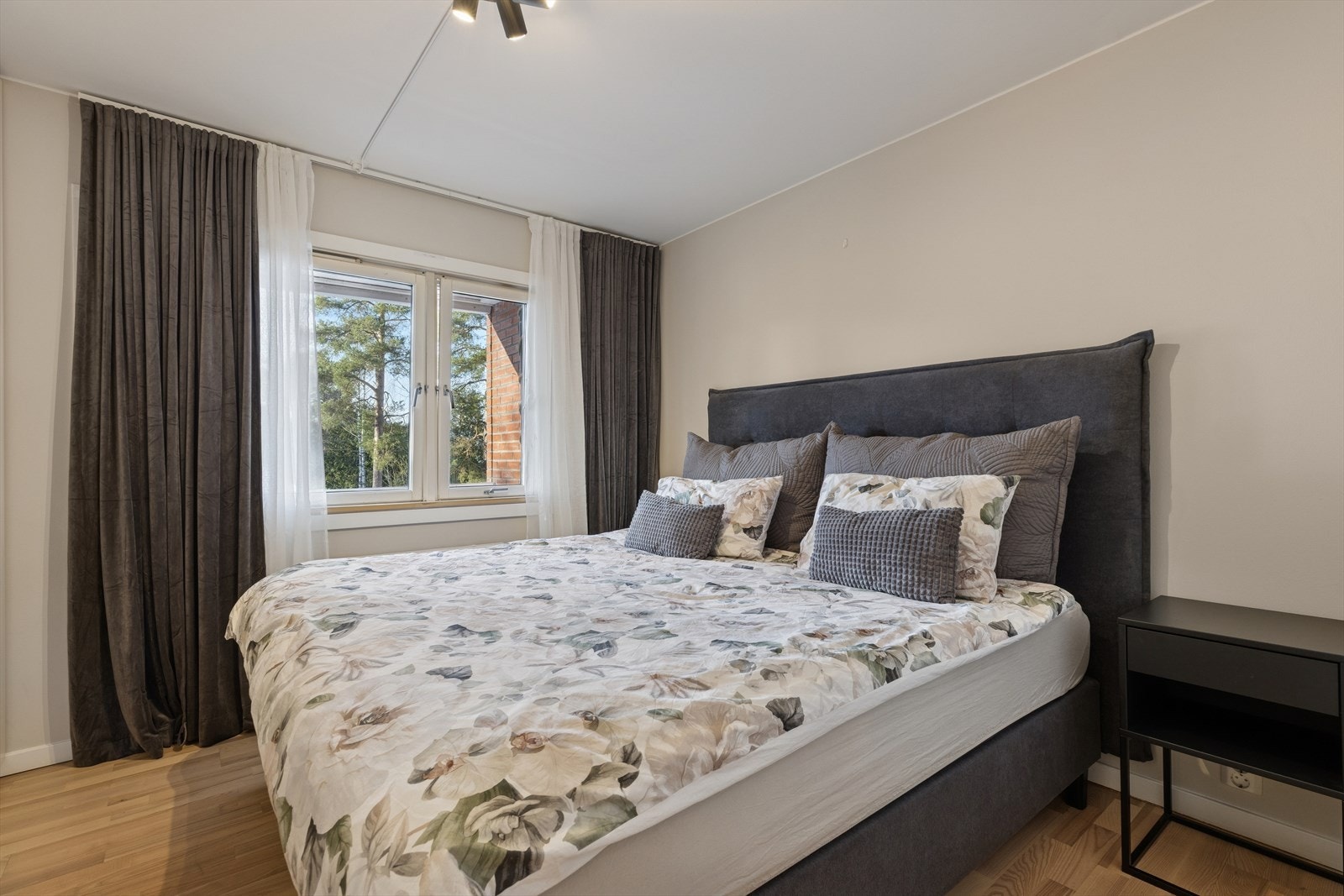 Soverommet er romslig og innredningsvennlig, med god plass til både dobbeltseng og nattbord. Galleribilde