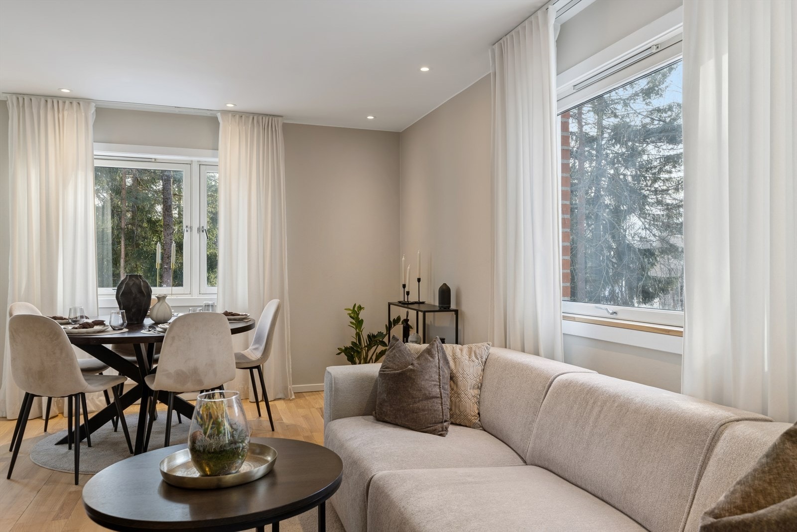 Dette er en flott 2-roms andelsleilighet beliggende i et veletablert, barnevennlig og trafikkskjermet boligområde på Holmlia i Oslo. Galleribilde