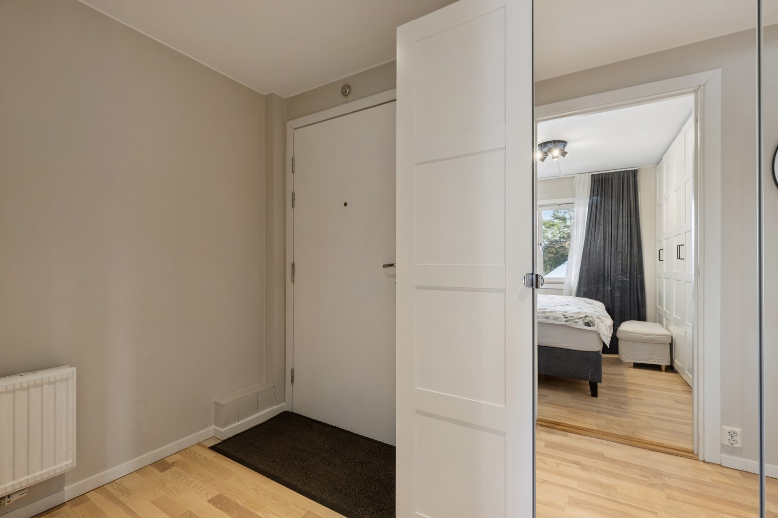 Velkommen inn! Det bemerkes at deler av entréen opprinnelig er byggemeldt som tilleggsdel. Omgjøringen er søknadspliktig, se pkt. "ferdigattest" i salgsoppgaven. Galleribilde