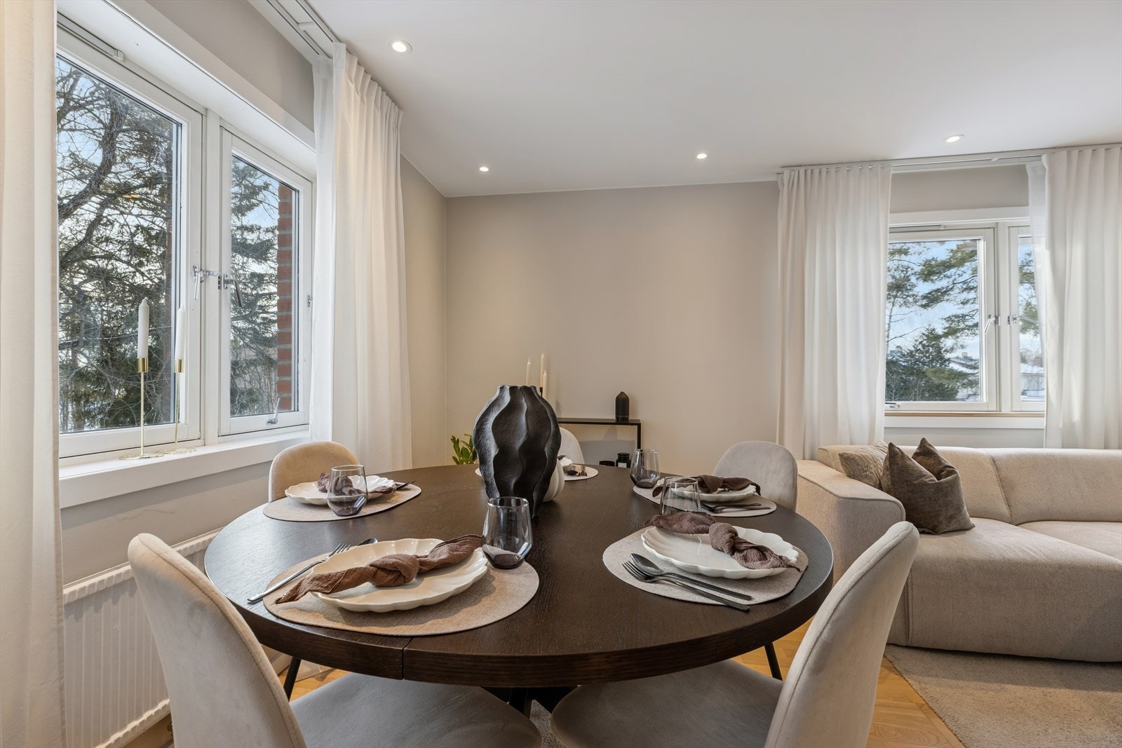 Oppholdsrommets utforming gir god plass til både sofa, TV-løsning og en hyggelig spisegruppe. Galleribilde