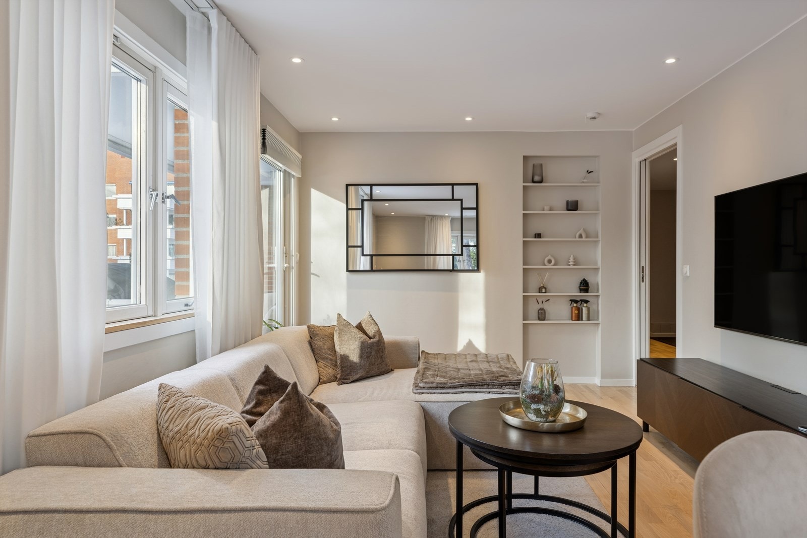 Boligen fremstår som lys, luftig og innbydende, med en god planløsning og store vindusflater. Galleribilde