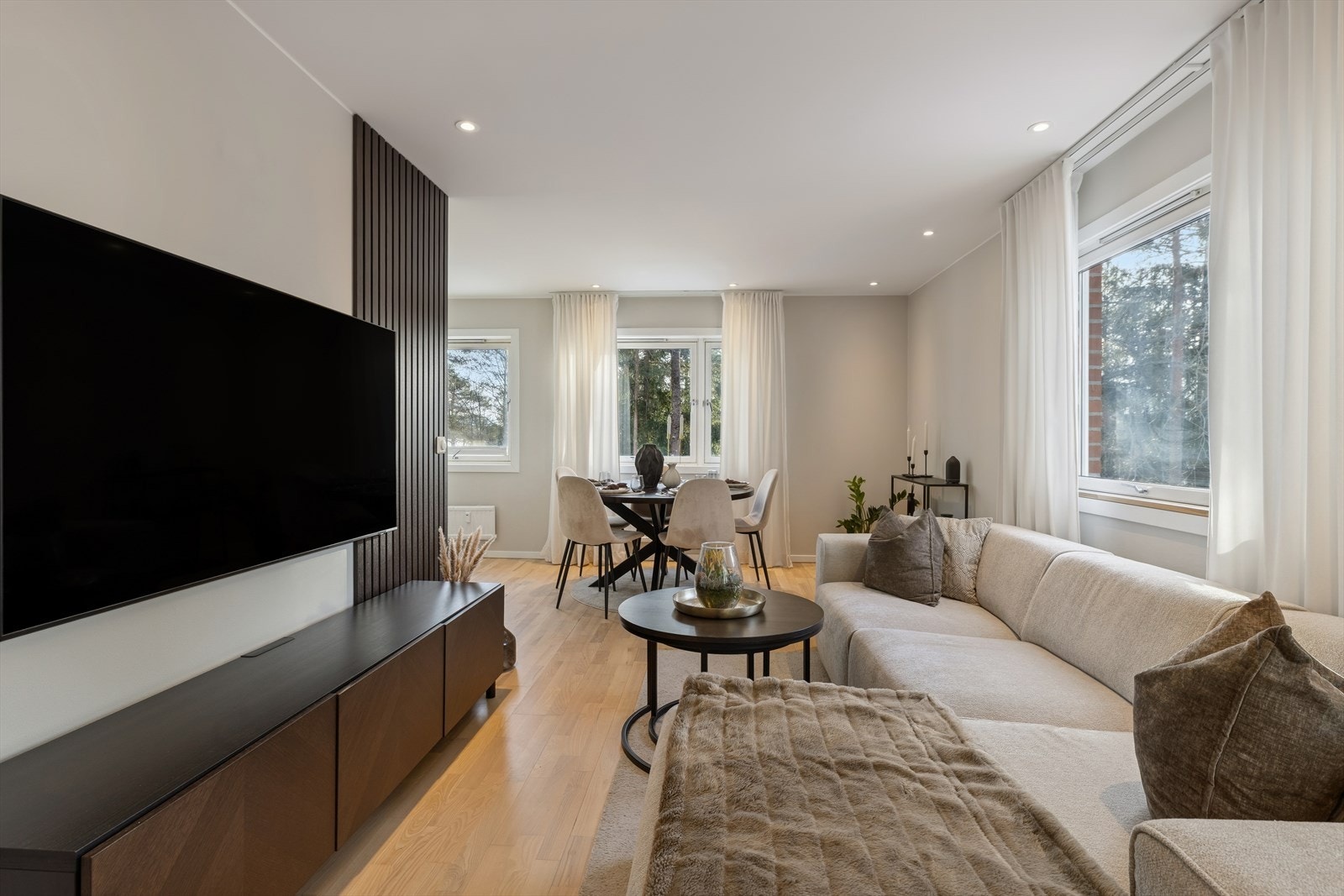 Lys og trivelig stue med svært gode muligheter for naturlig og fleksibel soneinndeling. Galleribilde