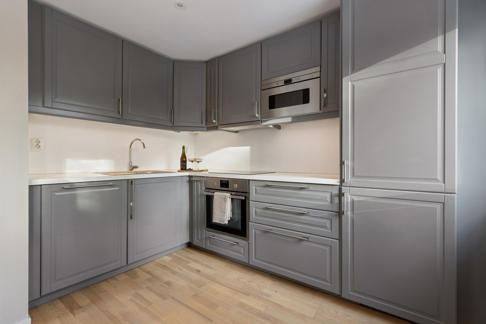 Benkeplaten har nedfelt oppvaskkum i rustfritt stål og ettgreps blandebatteri. Galleribilde