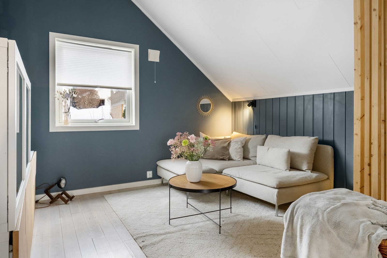 Denne sonen av stuen fungerer som en koselig tv-stue. Galleribilde