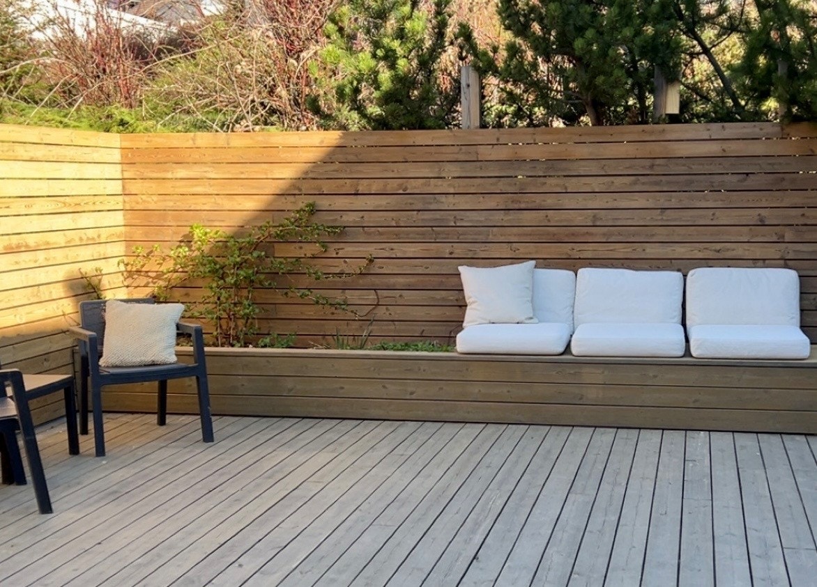 Bilder av den store markterrassen på baksiden, med sittebenk og plantekasse. Galleribilde