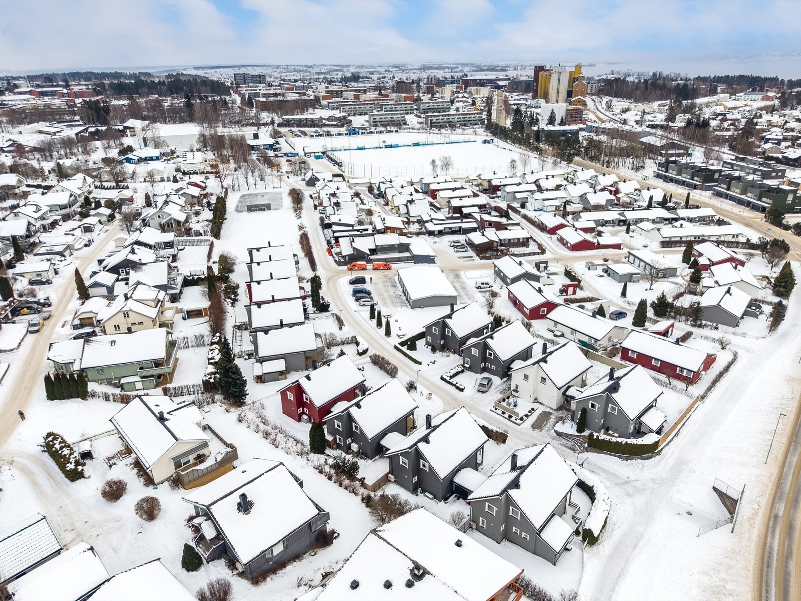 Skole og barnehager ligger innen gangavstand, og Presterud barneskole samt nærliggende idrettsanlegg er bare noen minutter unna. Galleribilde