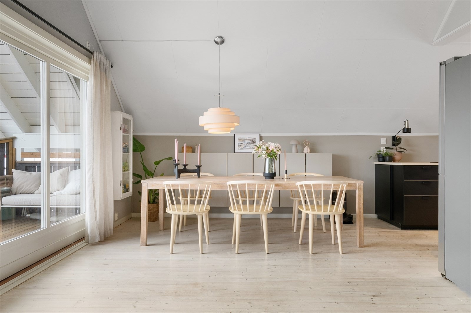 Gulvet består av behandlet furutregulv, slipt i 2017, mens veggene er malt i tidsriktige farger. Galleribilde