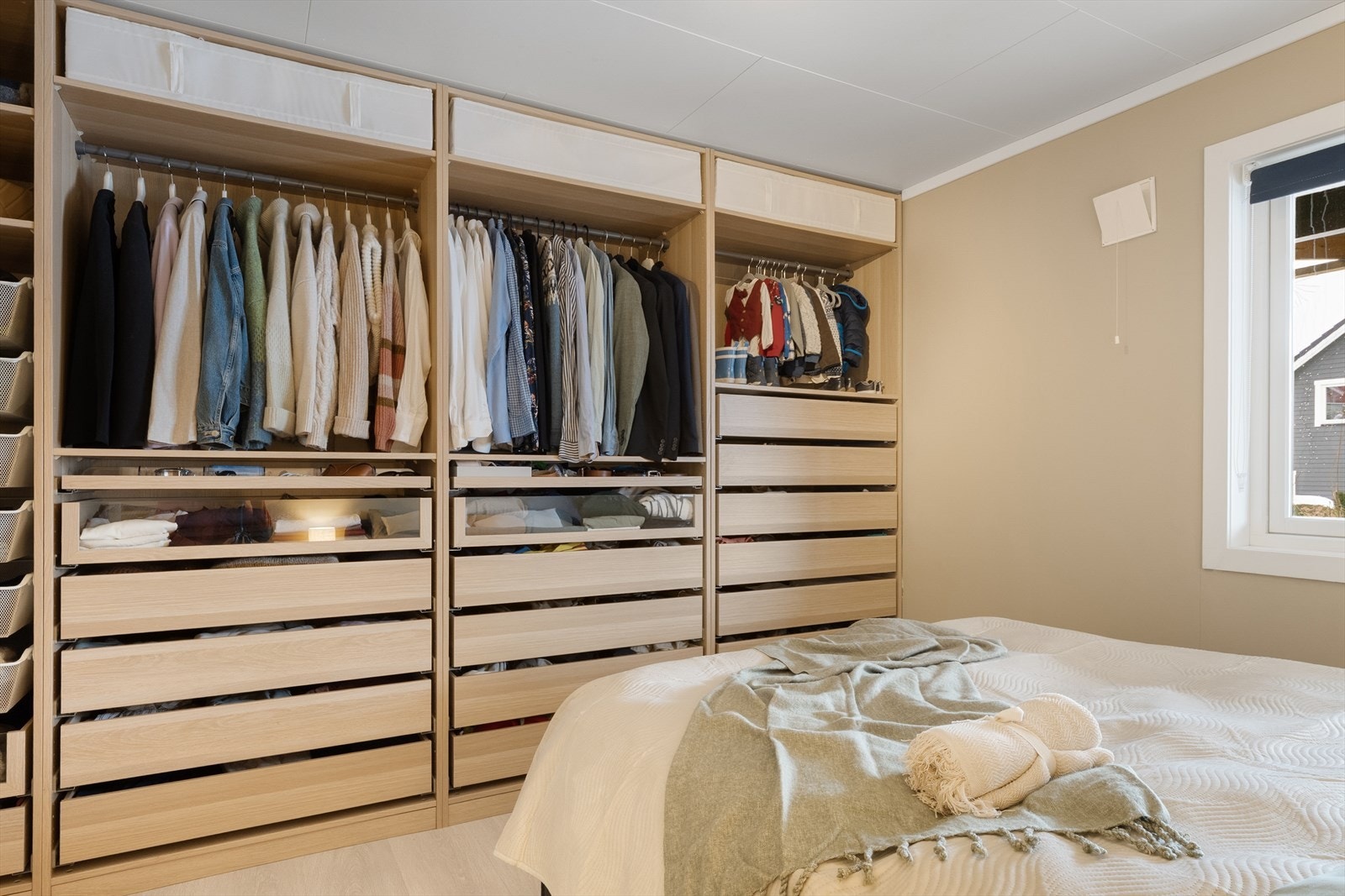 Soverommet er utstyrt med et romslig PAX-garderobeskap. Galleribilde