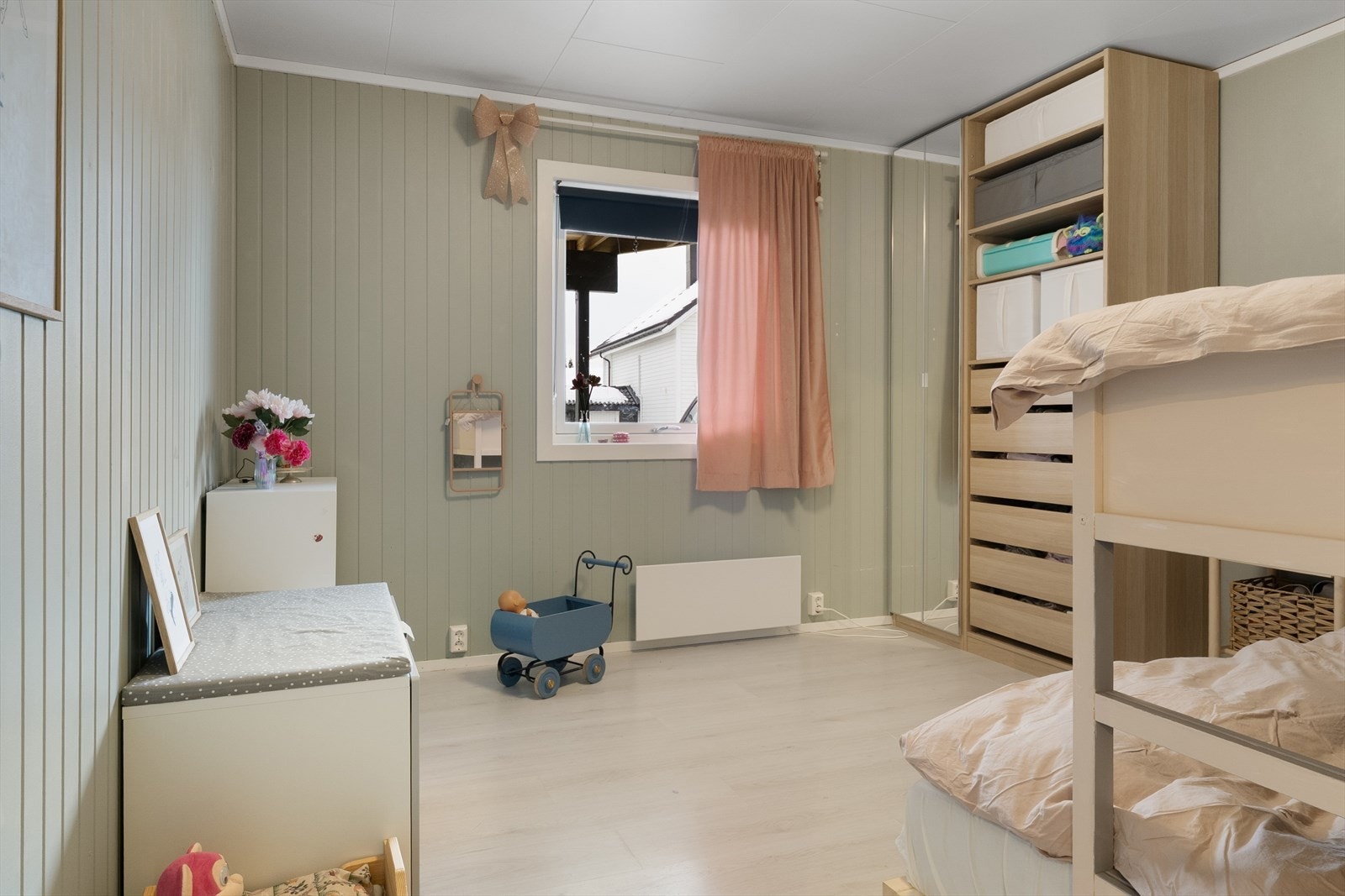 Det andre soverommet har også god størrelse, med plass til seng og nattbord, samt garderobeskap. Galleribilde