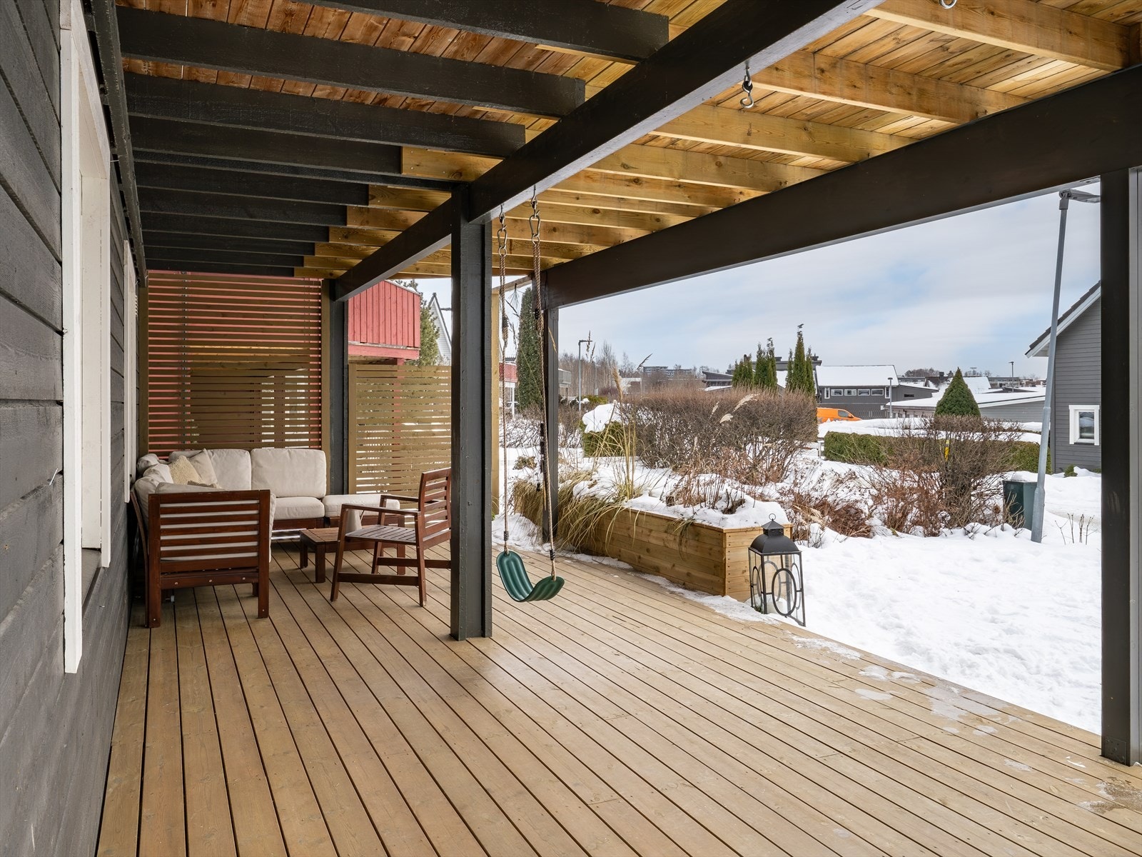 Uteområdene rundt boligen er pent oppgradert i nyere tid. Galleribilde