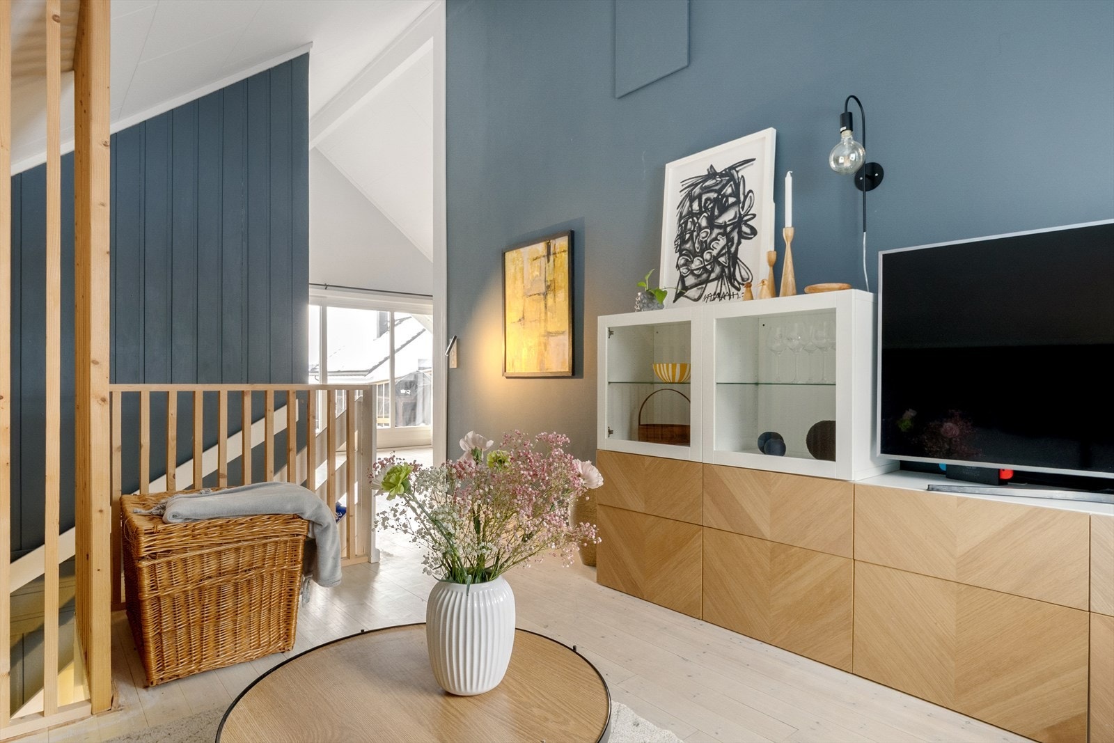 Her er det god plass til en koselig sofagruppe og mediamøblement. Galleribilde