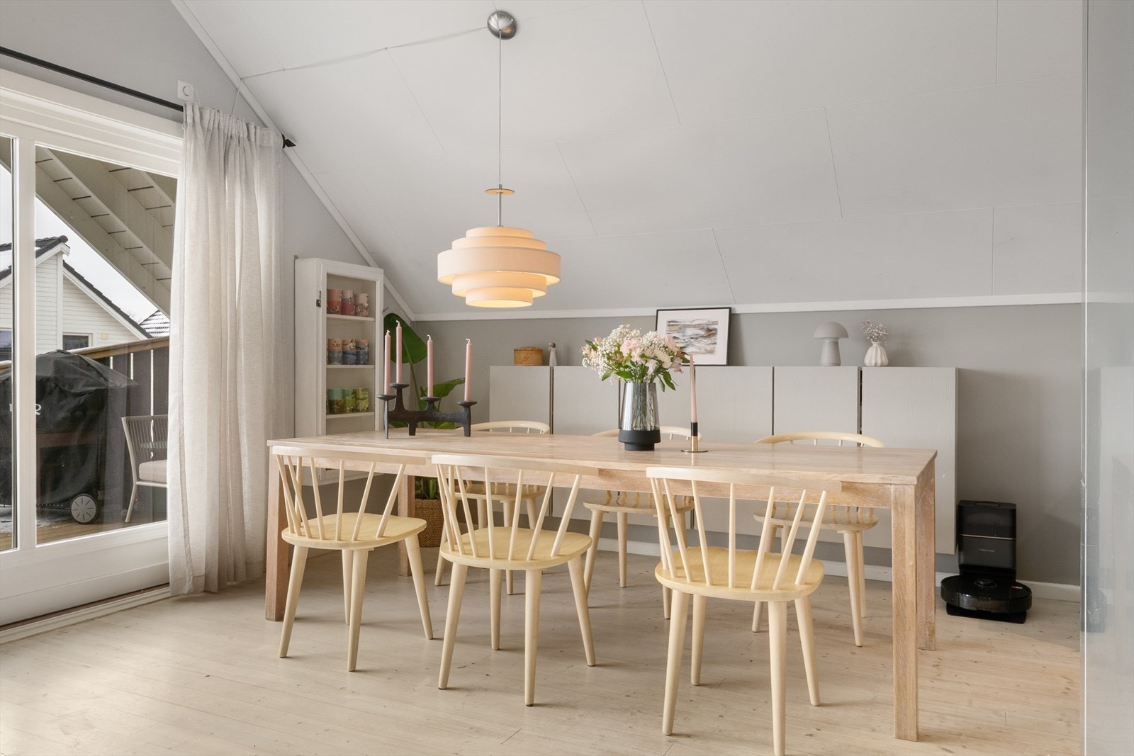 Det er god plass til en spisegruppe hvor hele familien kan samles. Galleribilde