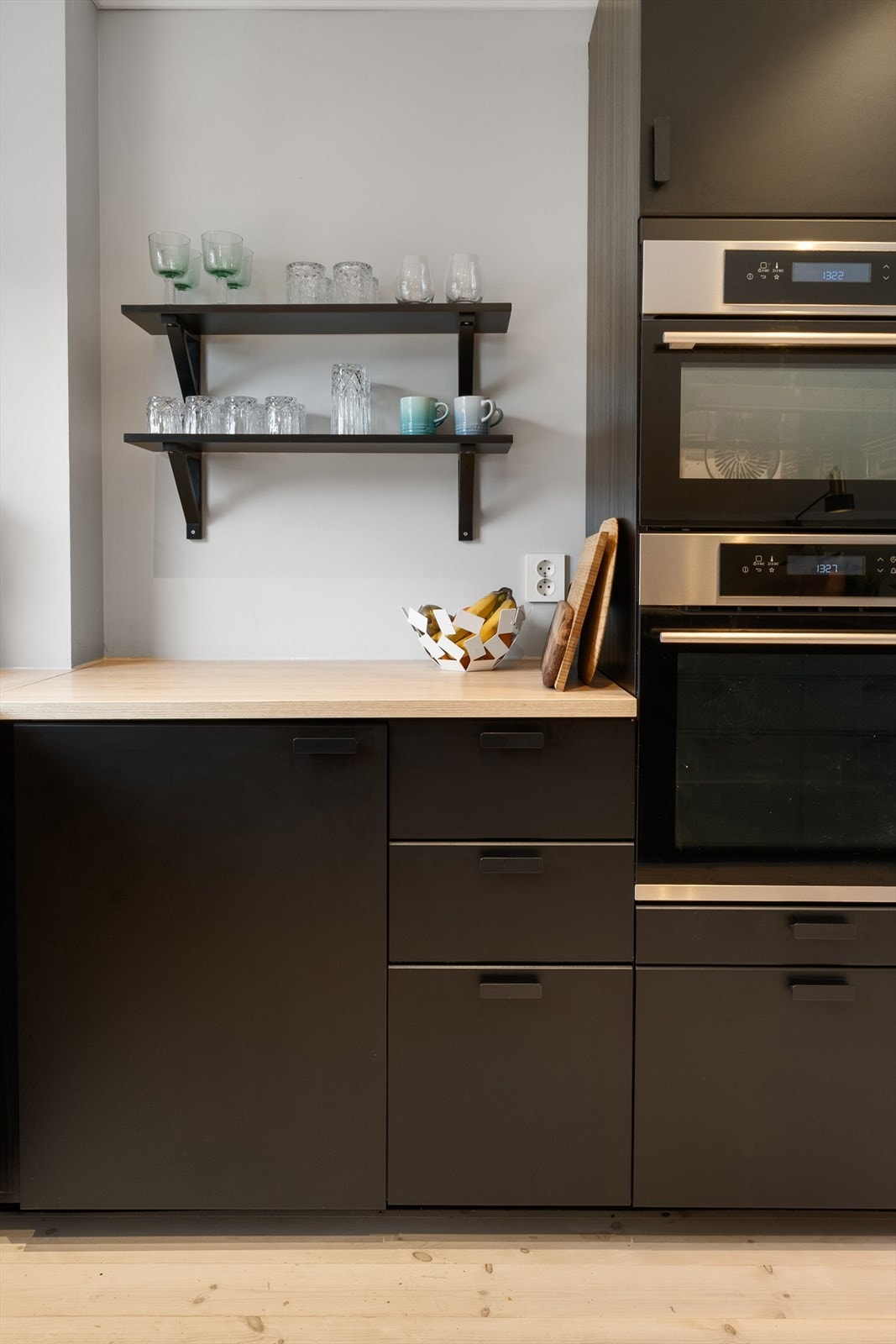 Av integrerte hvitevarer finnes stekeovn, dampovn og oppvaskmaskin, i tillegg til den nevnte induksjonstoppen. Galleribilde