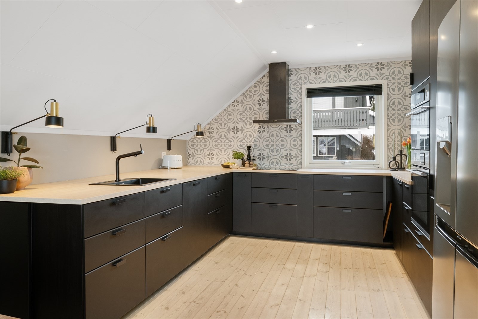 I åpen forbindelse med spisestuen ligger et moderne kjøkken fra 2017 med god romfølelse og praktisk utforming. Galleribilde