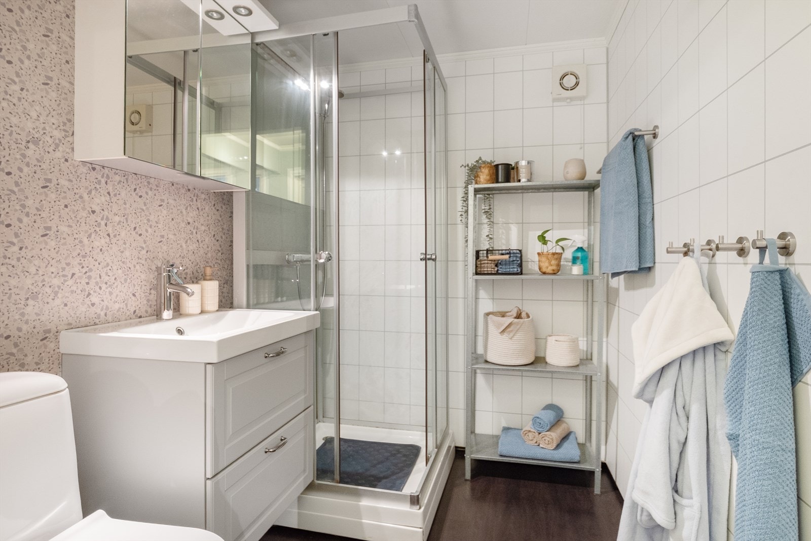 Baderommet er lyst og pent, oppusset i 2011. Galleribilde