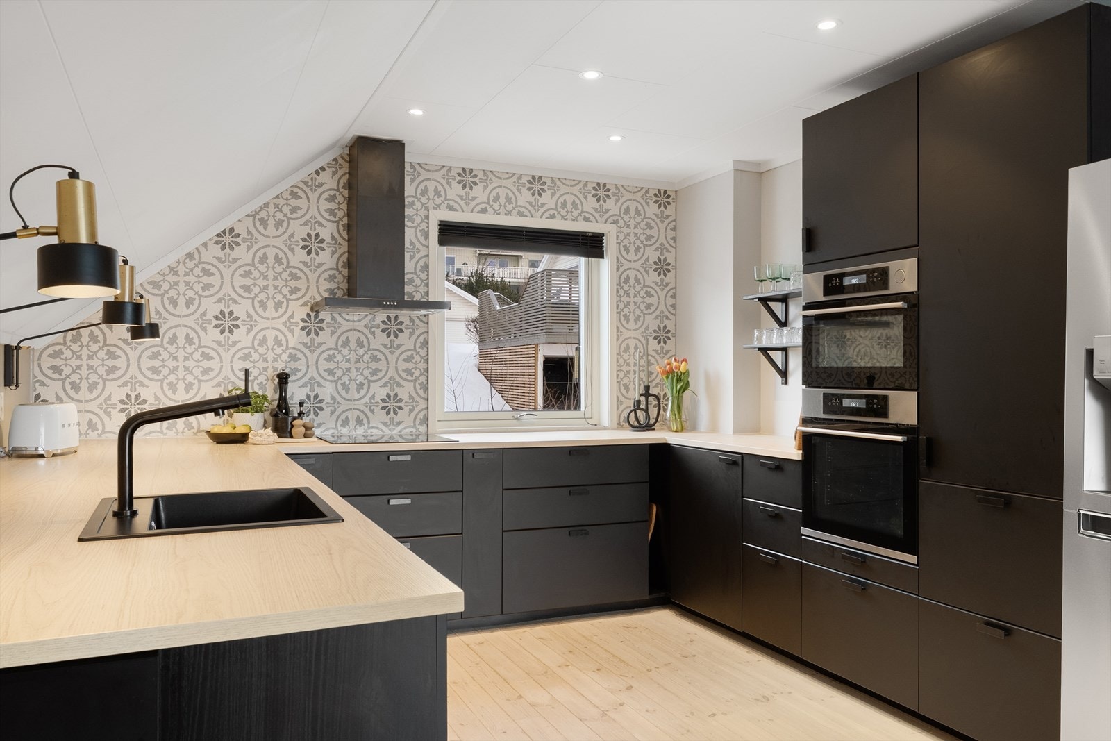 Innredningen fra IKEA har glatte fronter og laminert benkeplate med nedfelt vask og integrert induksjonstopp. Galleribilde