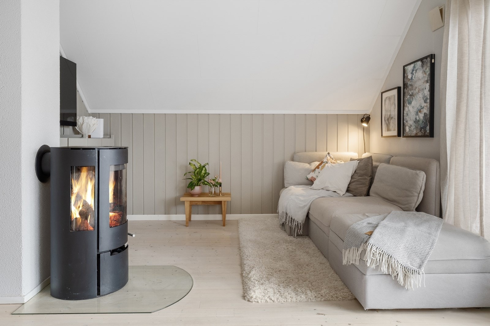 Den åpne utformingen gir fleksible møbleringsmuligheter med plass til både sofagruppe med tilhørende medieløsning og en spiseplass. Galleribilde