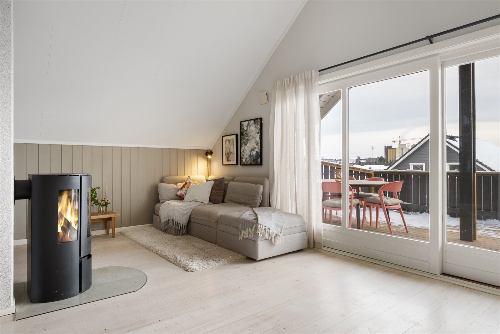 Stuen er boligens naturlige samlingspunkt og fremstår som et romslig og innbydende oppholdsrom. Galleribilde