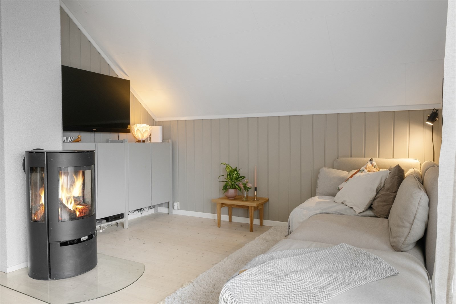 I stuen er det en peisovn fra 2018 som sørger for ekstra varme og en lun stemning på kjølige dager. Galleribilde