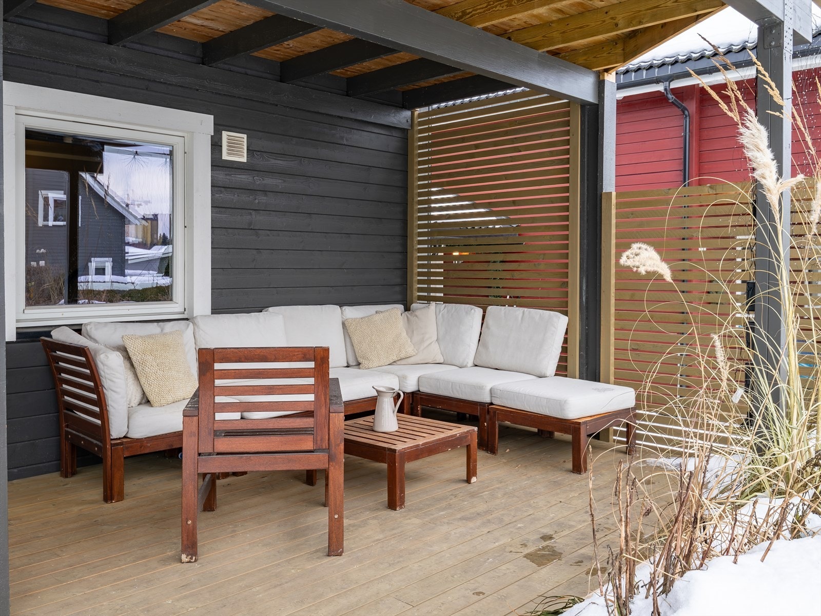 Boligens mange uteplasser gjør det enkelt for hele familien å finne sin naturlige plass. Galleribilde