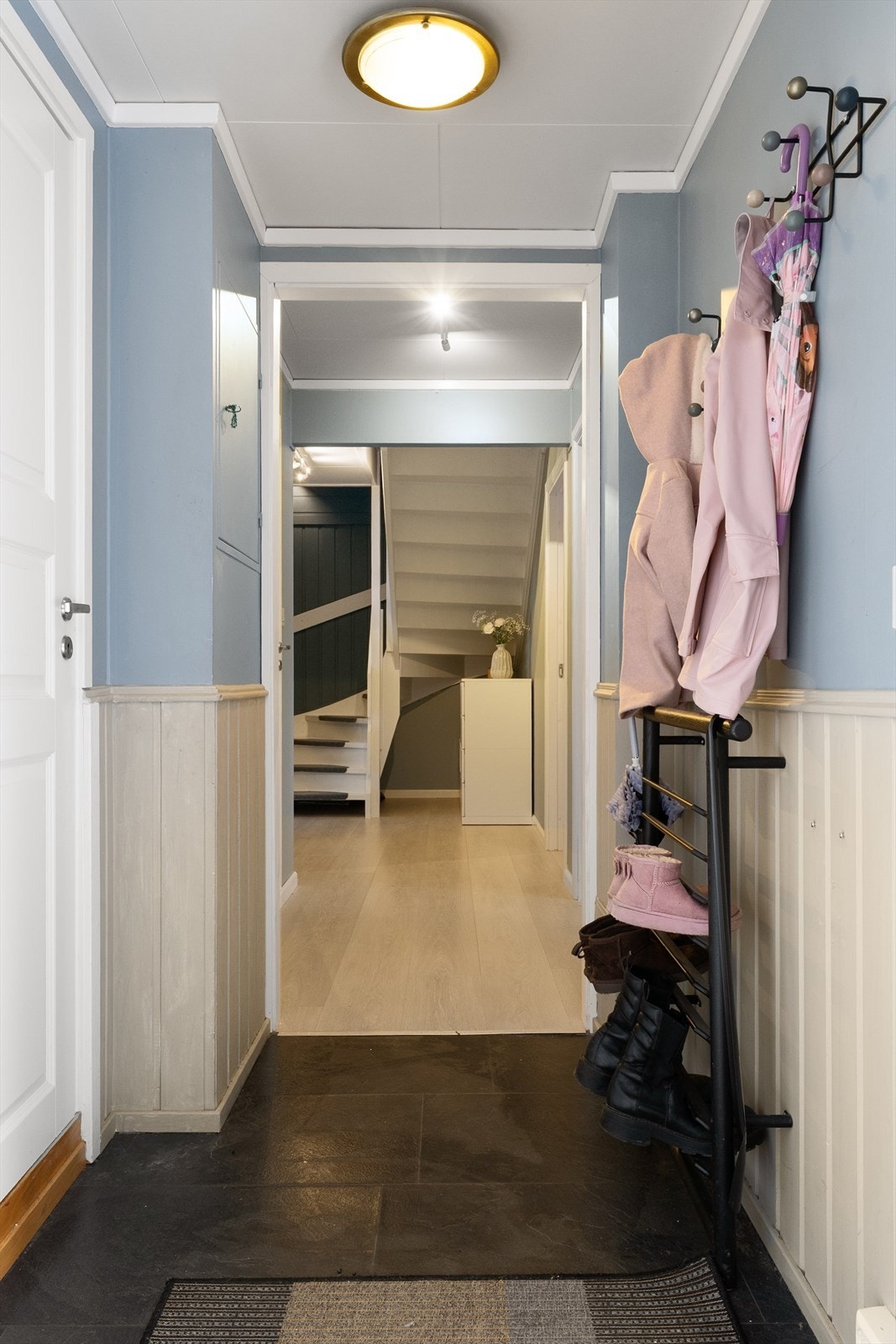 Velkommen inn - Praktisk entré med plass til oppbevaring av yttertøy og sko. Galleribilde