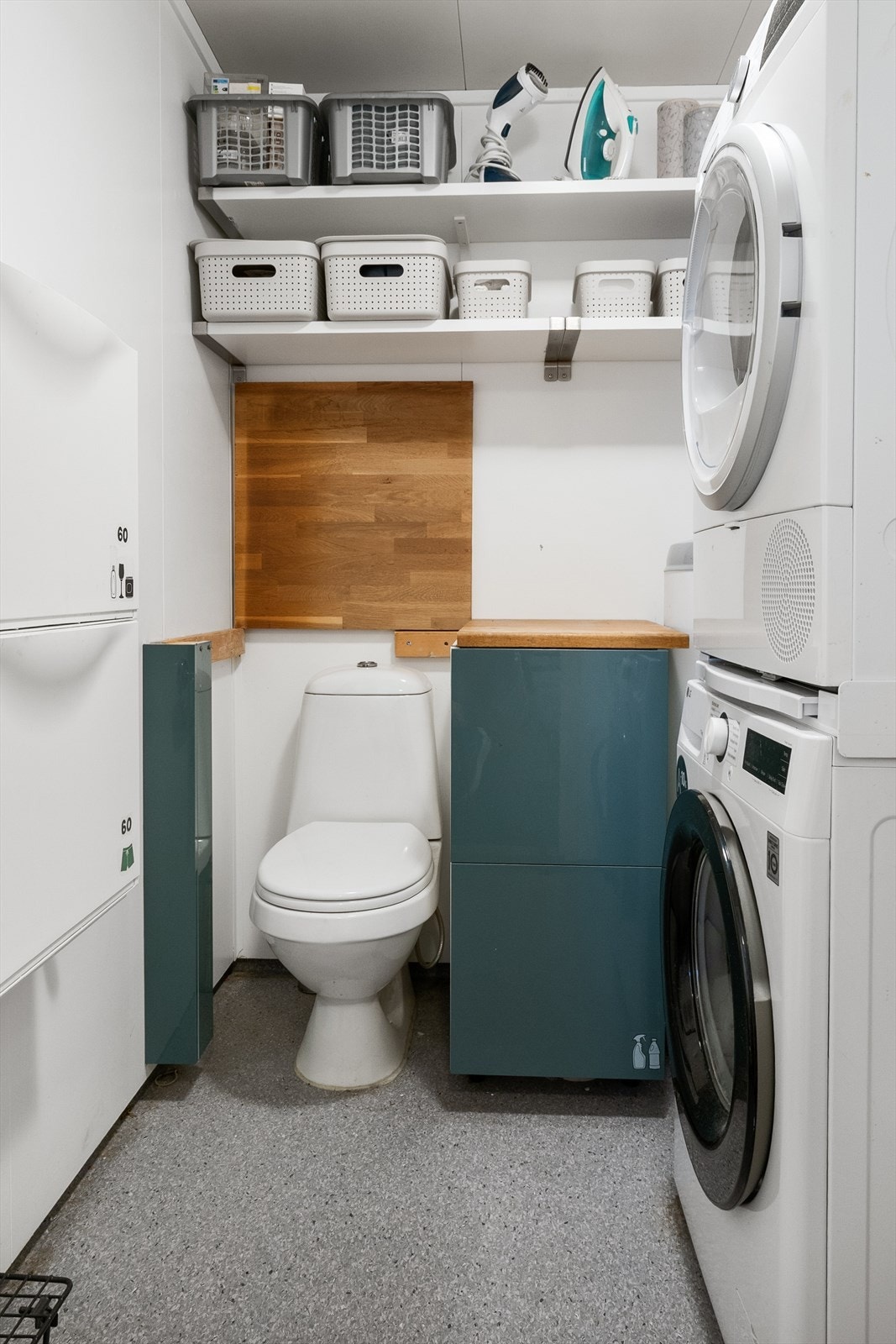 Like ved entréen ligger et vaskerom med toalett og opplegg for både vaskemaskin og tørketrommel. Galleribilde