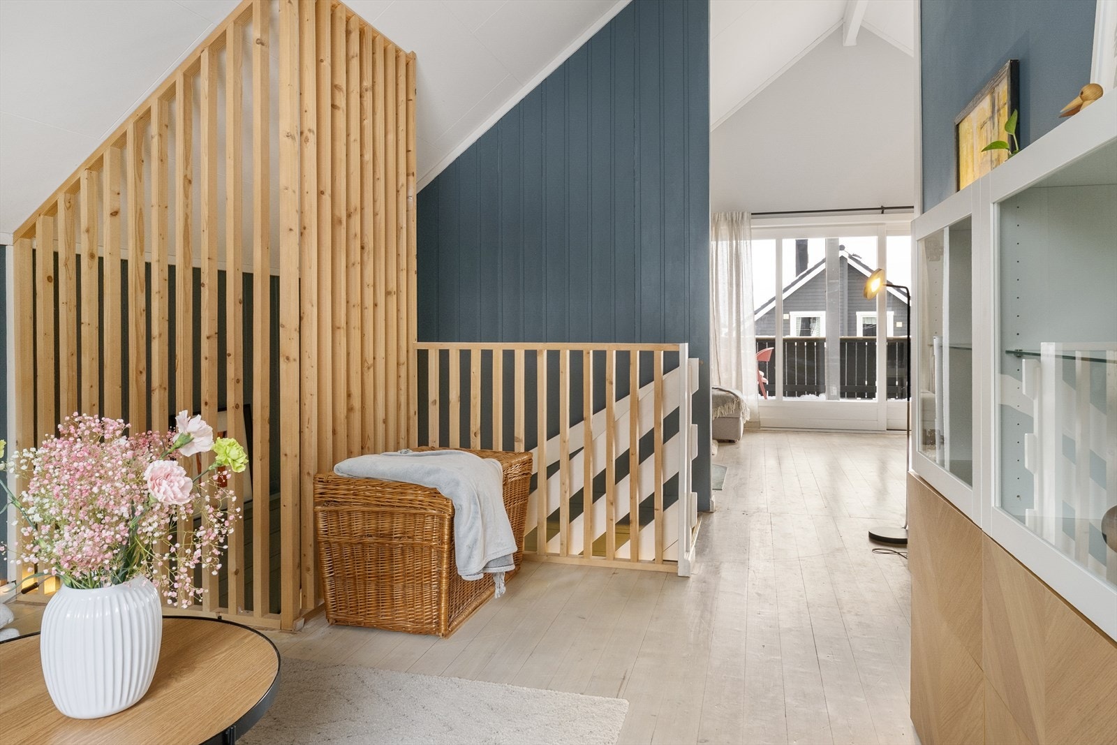 Store vindusflater slipper inn rikelig med naturlig lys og bidrar til en lys og luftig romfølelse, forsterket av god takhøyde. Galleribilde