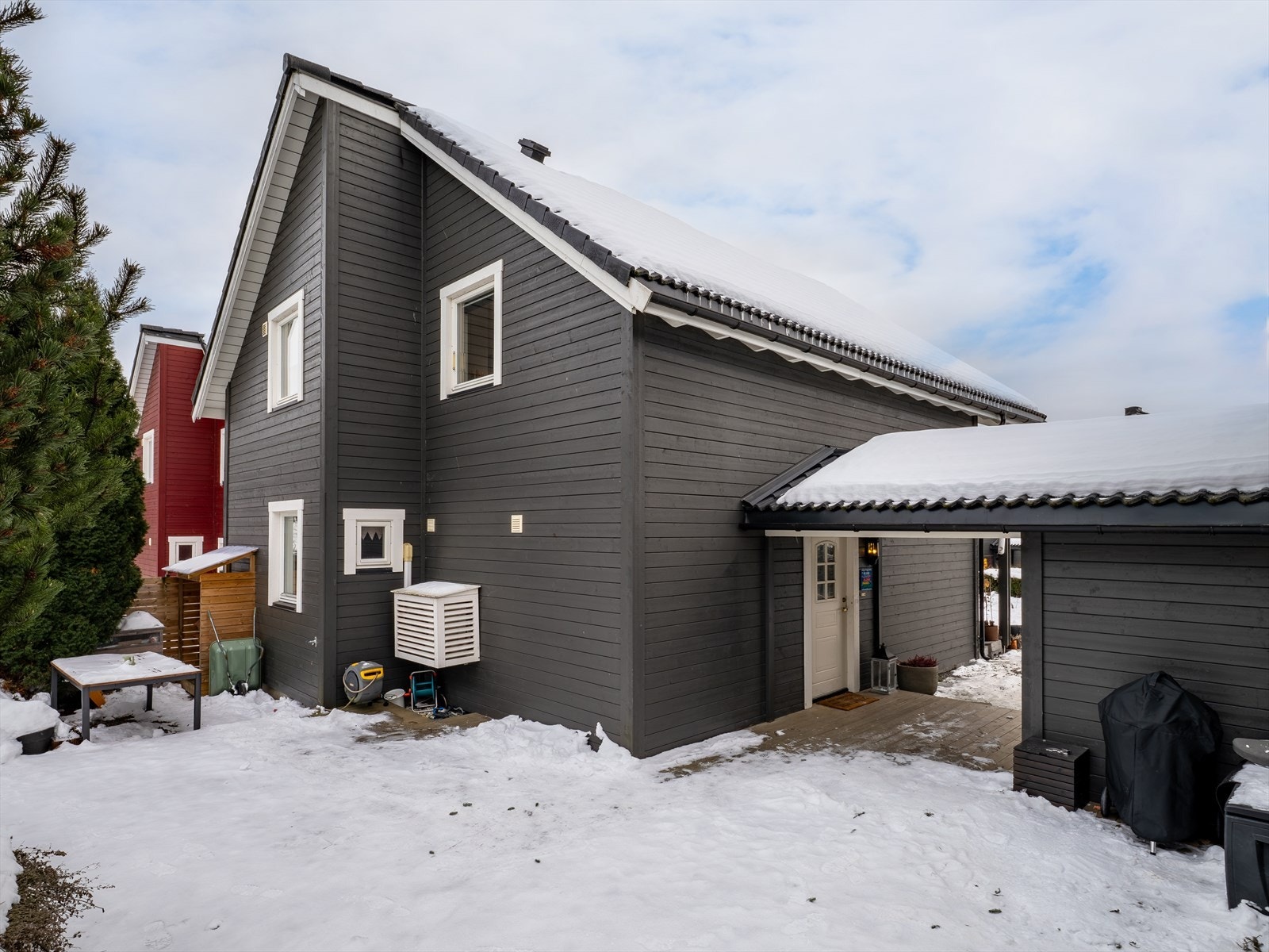 På baksiden av huset er det en stor markterrasse - et hyggelig og skjermet uteområde. Galleribilde
