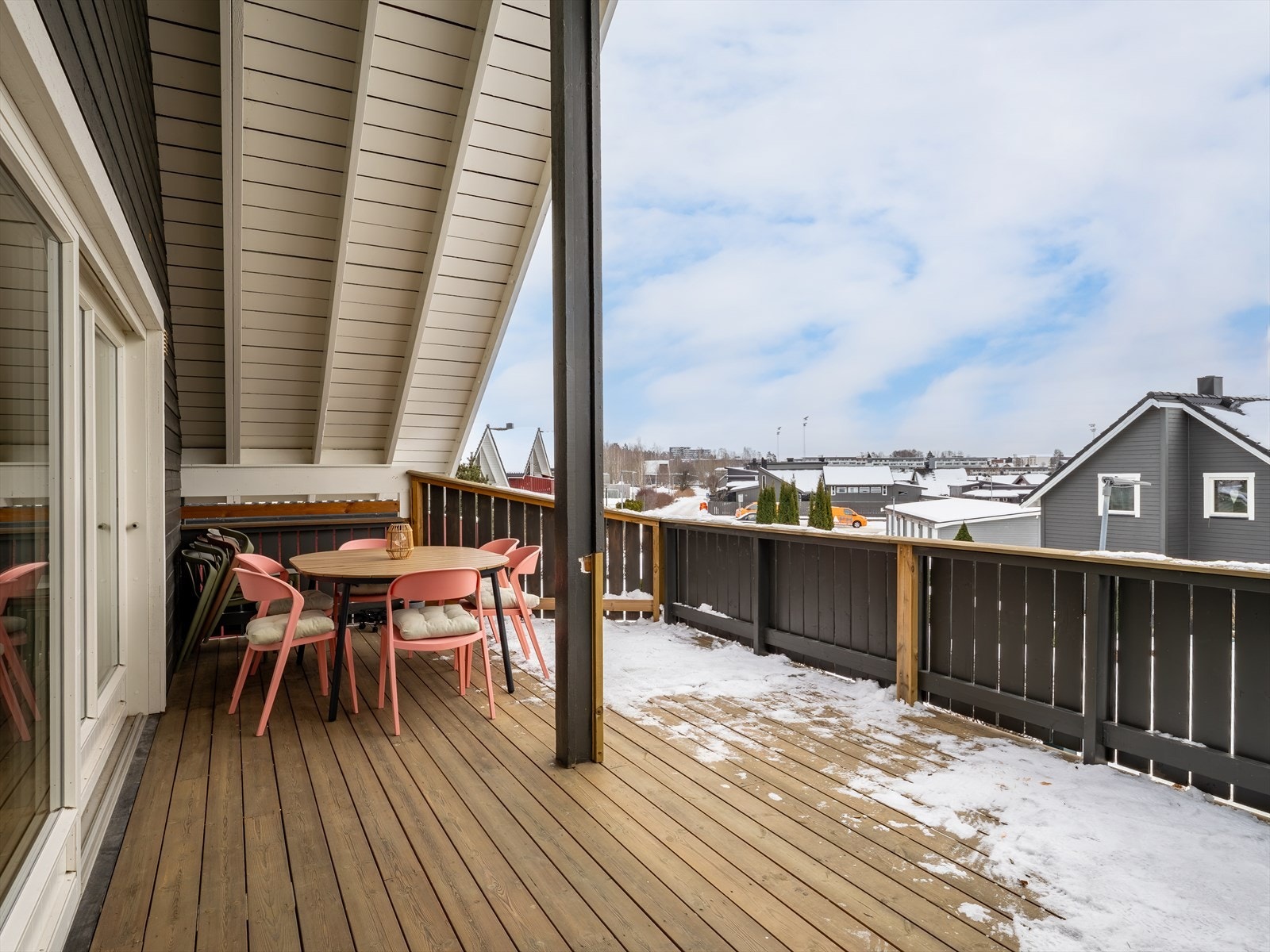 Fra stuen er det utgang til en stor, delvis overbygget terrasse på ca. 24 kvm. Galleribilde