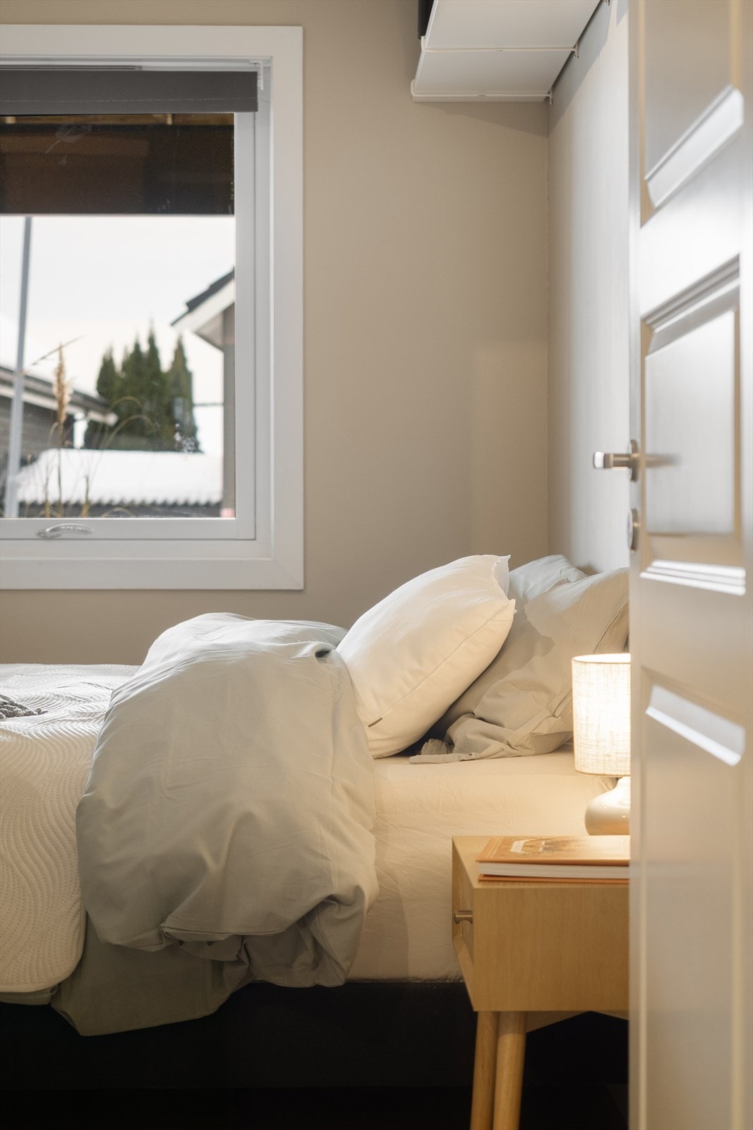 Hovedsoverommet er romslig, med god plass til dobbeltseng og nattbord på begge sider. Galleribilde