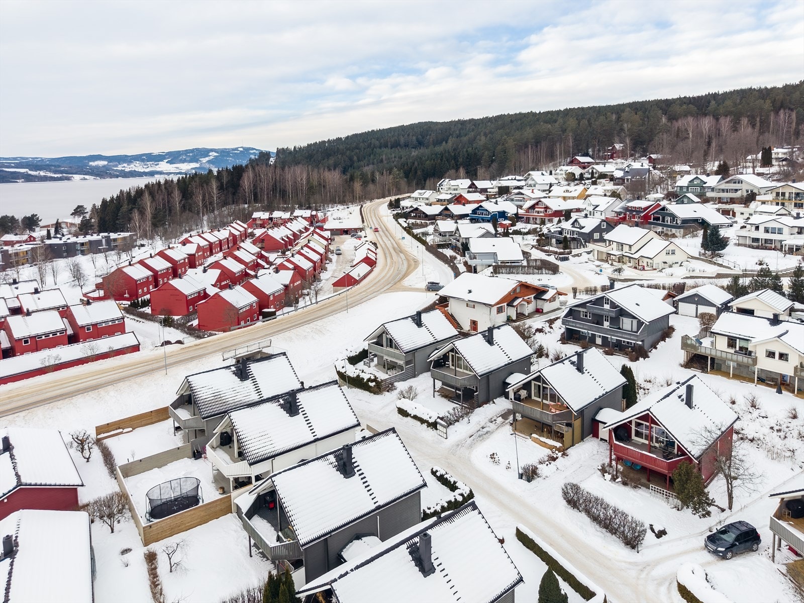 Det er kort gangavstand til skoler, barnehager og idrettsanlegg, samt bussholdeplass i Furubergvegen. Galleribilde