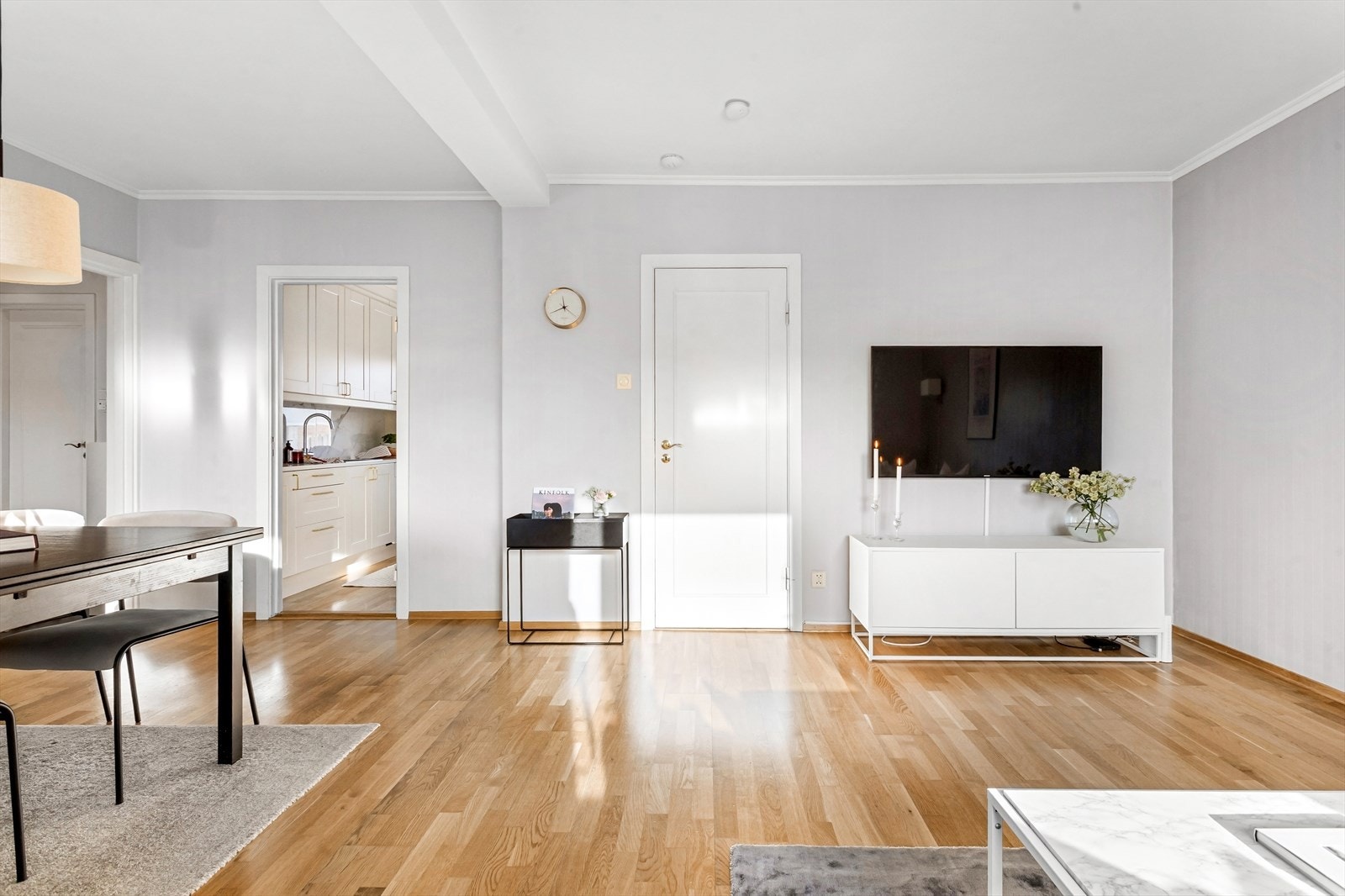 Stuen har god plass til en stor sofagruppe med bord og mediebenk. Galleribilde